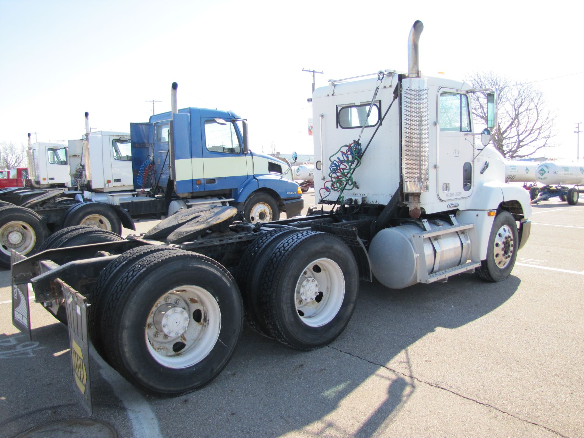 1998 Freightliner, day cab, air ride, Cummins M-11, Eaton 9-speed trans, 168” wheelbase, 523,830 mi - Image 17 of 51