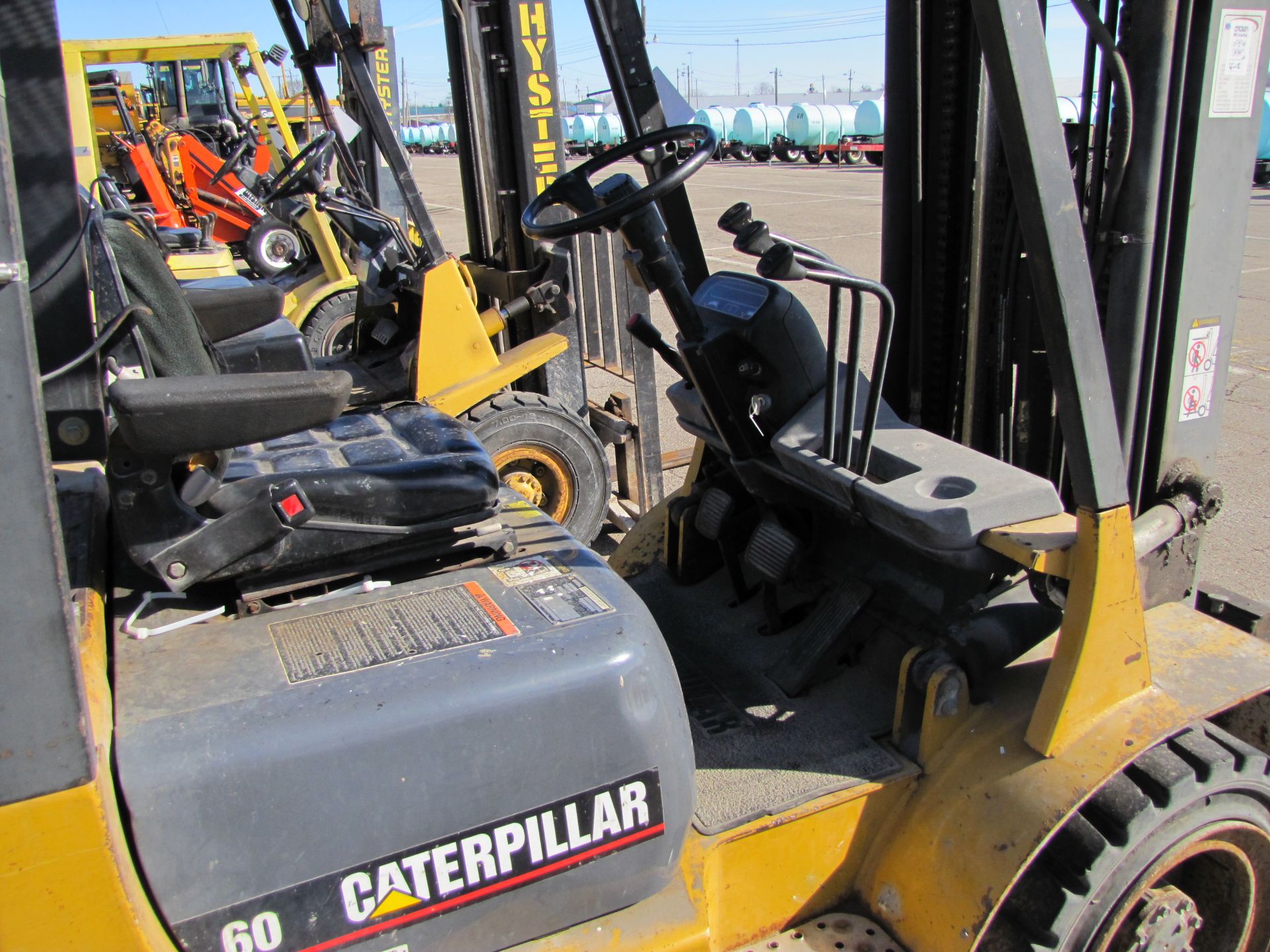 Caterpillar 60 forklift, 4500 lb capacity, propane, 3-stage, side shift, 28x9/15 fronts - Image 11 of 17