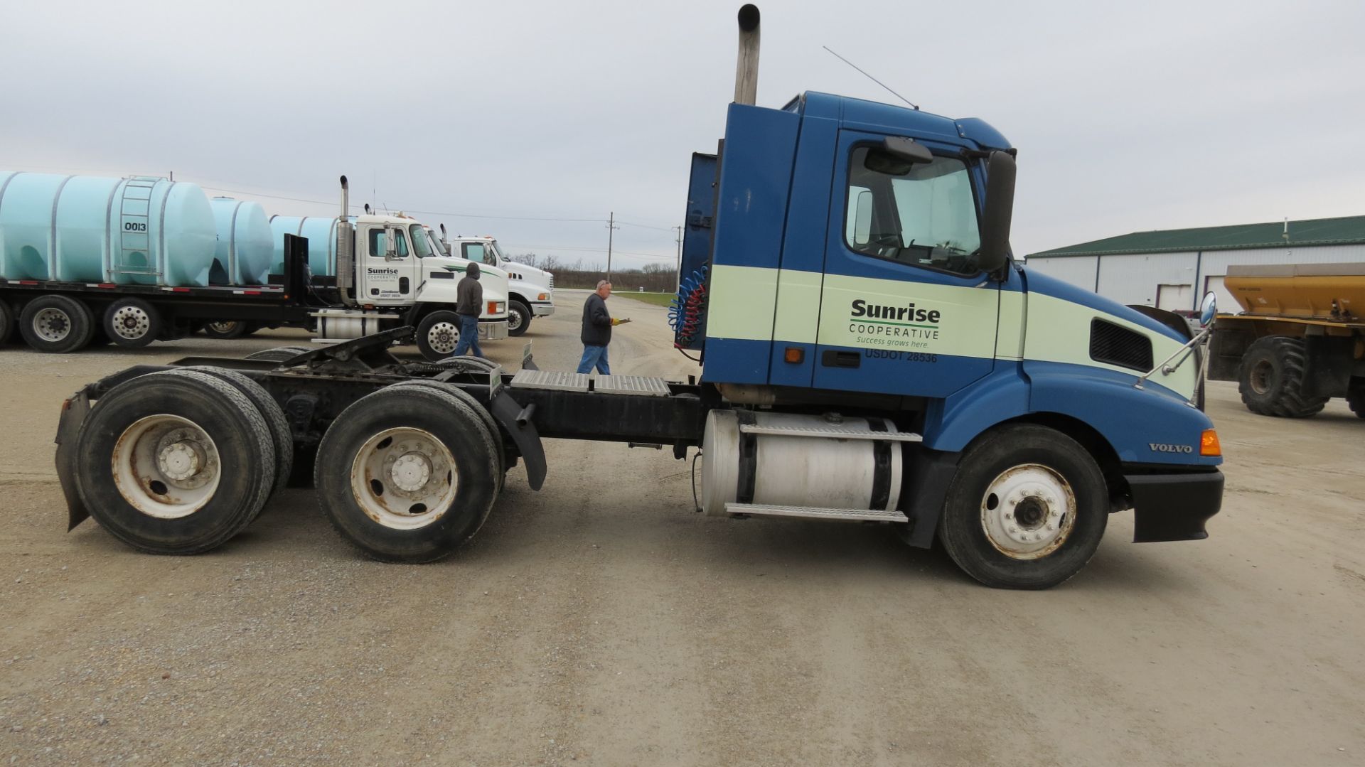 2001 Volvo VNLT, day cab, air ride, Cummins N-14, Eaton 10-speed trans, 174” wheelbase - Image 11 of 57