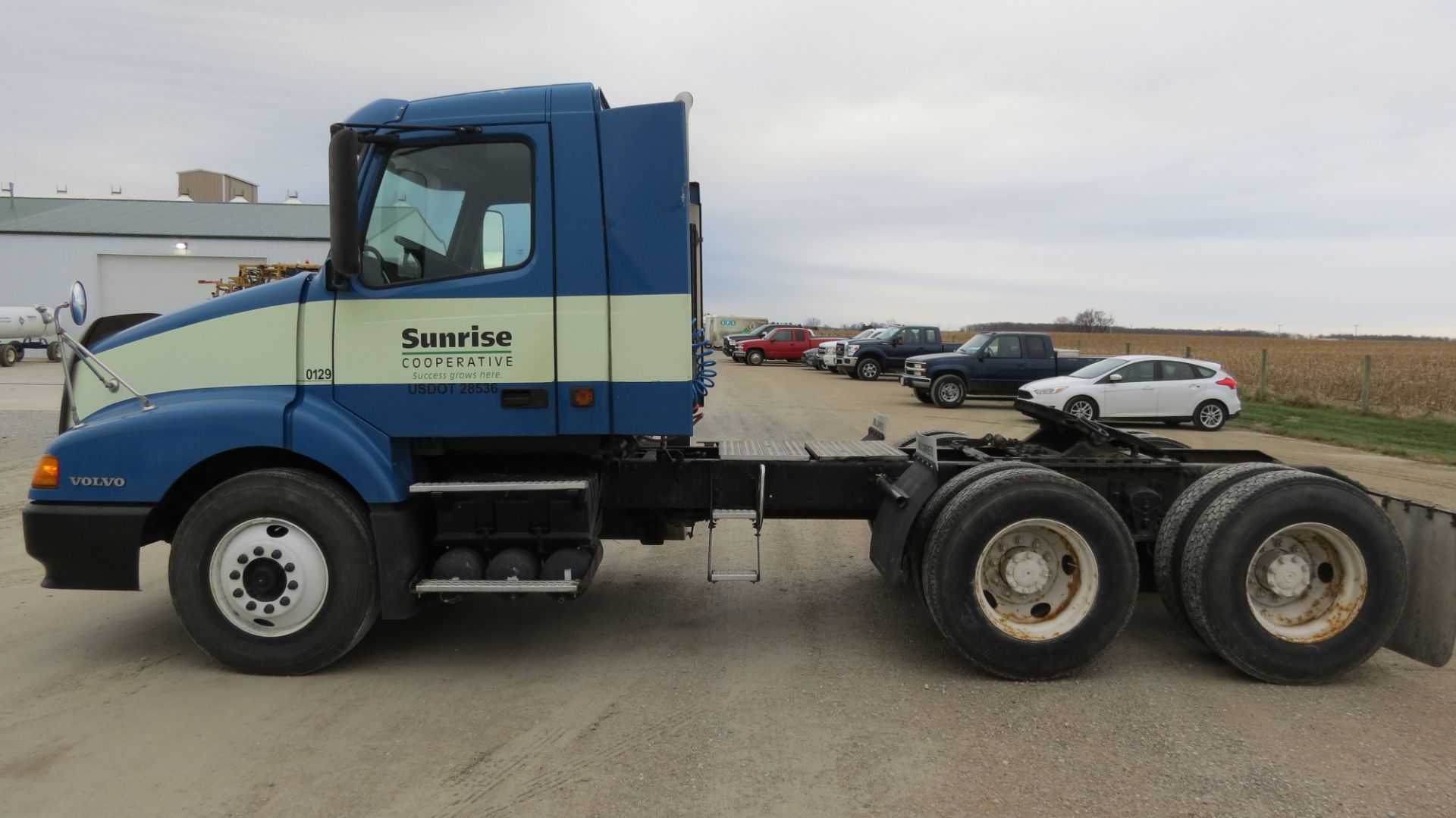 2001 Volvo VNLT, day cab, air ride, Cummins N-14, Eaton 10-speed trans, 174” wheelbase - Image 5 of 57