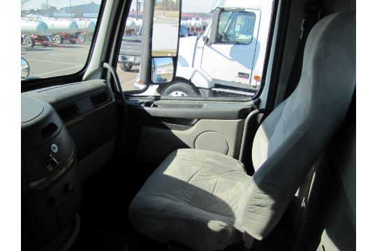 2007 Volvo VNL64T, day cab, air ride, Volvo VE-12, Eaton 10-speed trans, 172” wheelbase - Image 35 of 44