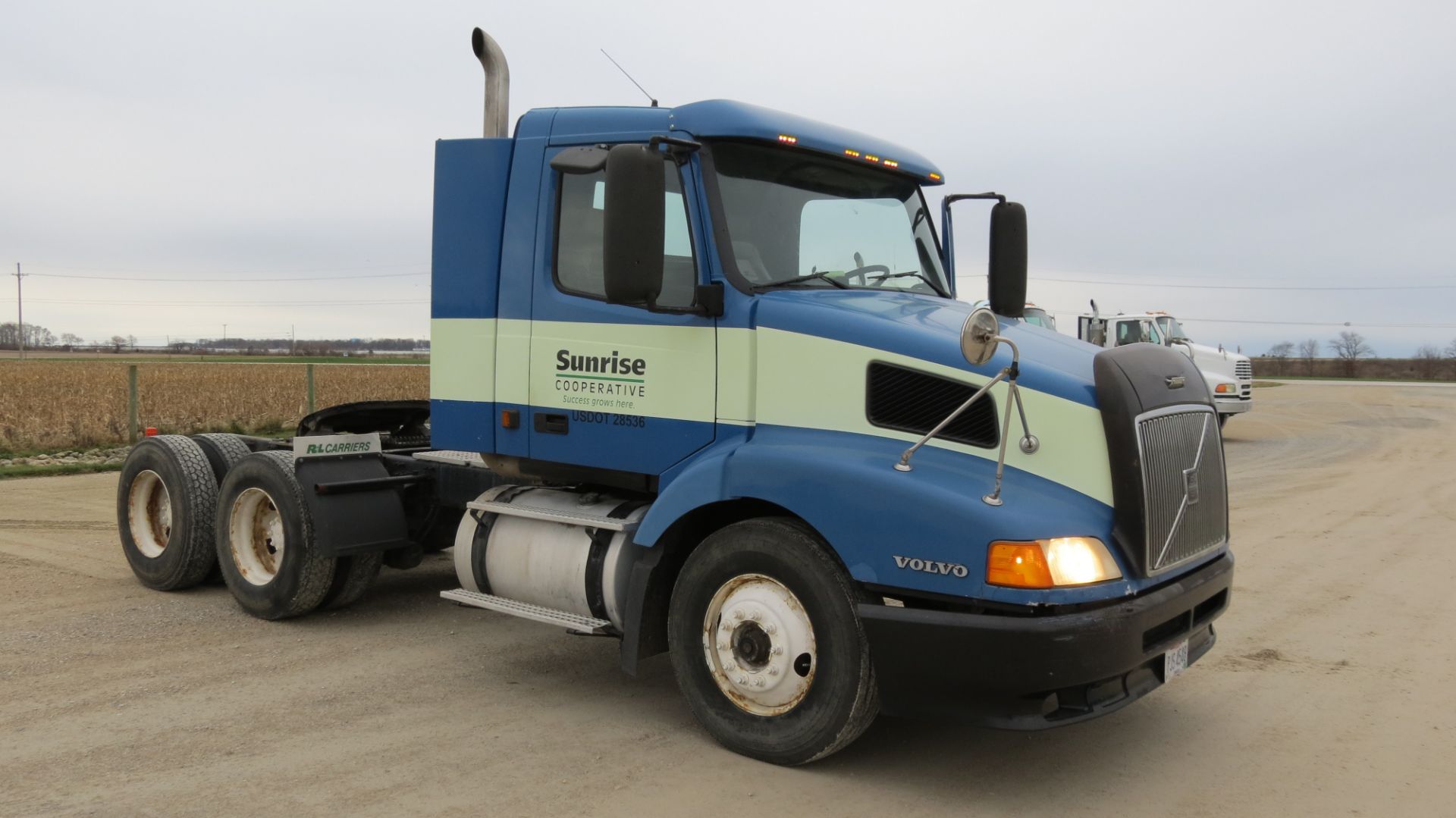 2001 Volvo VNLT, day cab, air ride, Cummins N-14, Eaton 10-speed trans, 174” wheelbase - Image 15 of 57