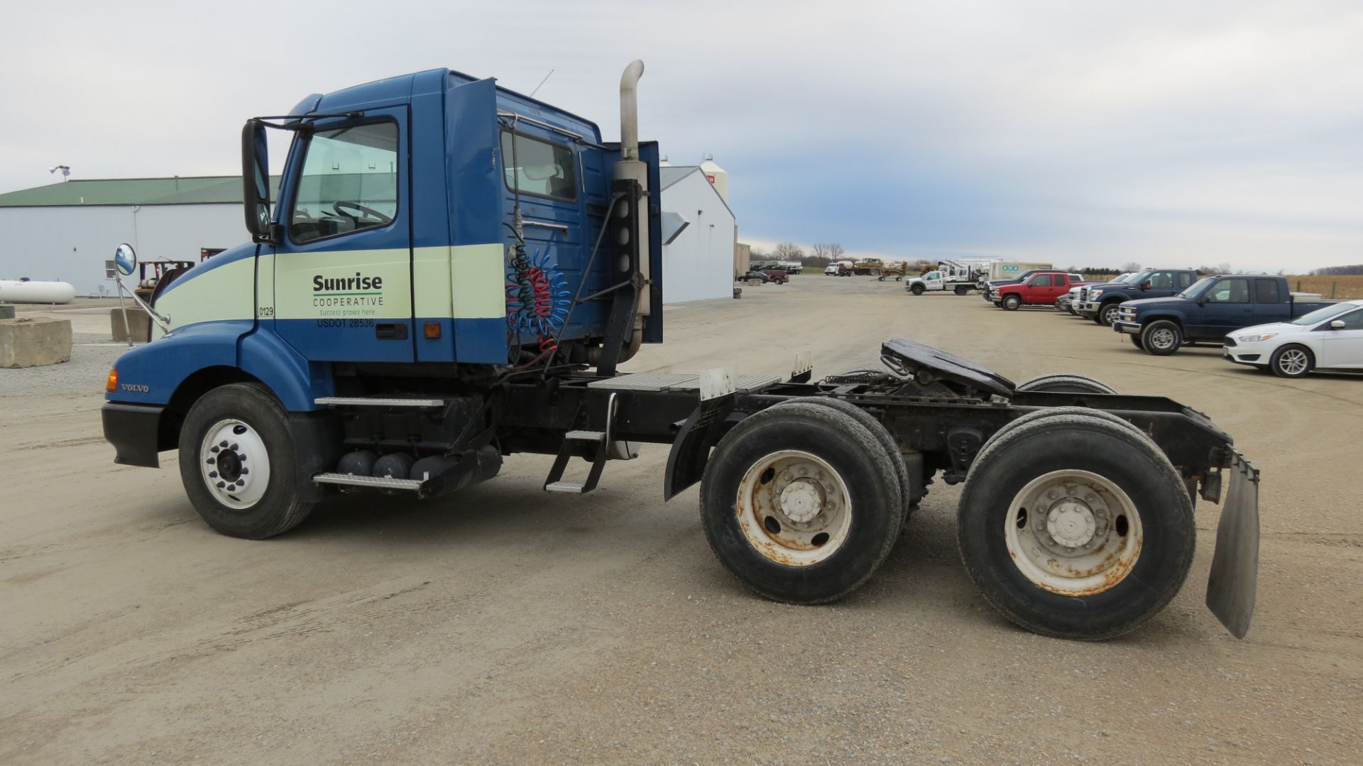 2001 Volvo VNLT, day cab, air ride, Cummins N-14, Eaton 10-speed trans, 174” wheelbase - Image 6 of 57