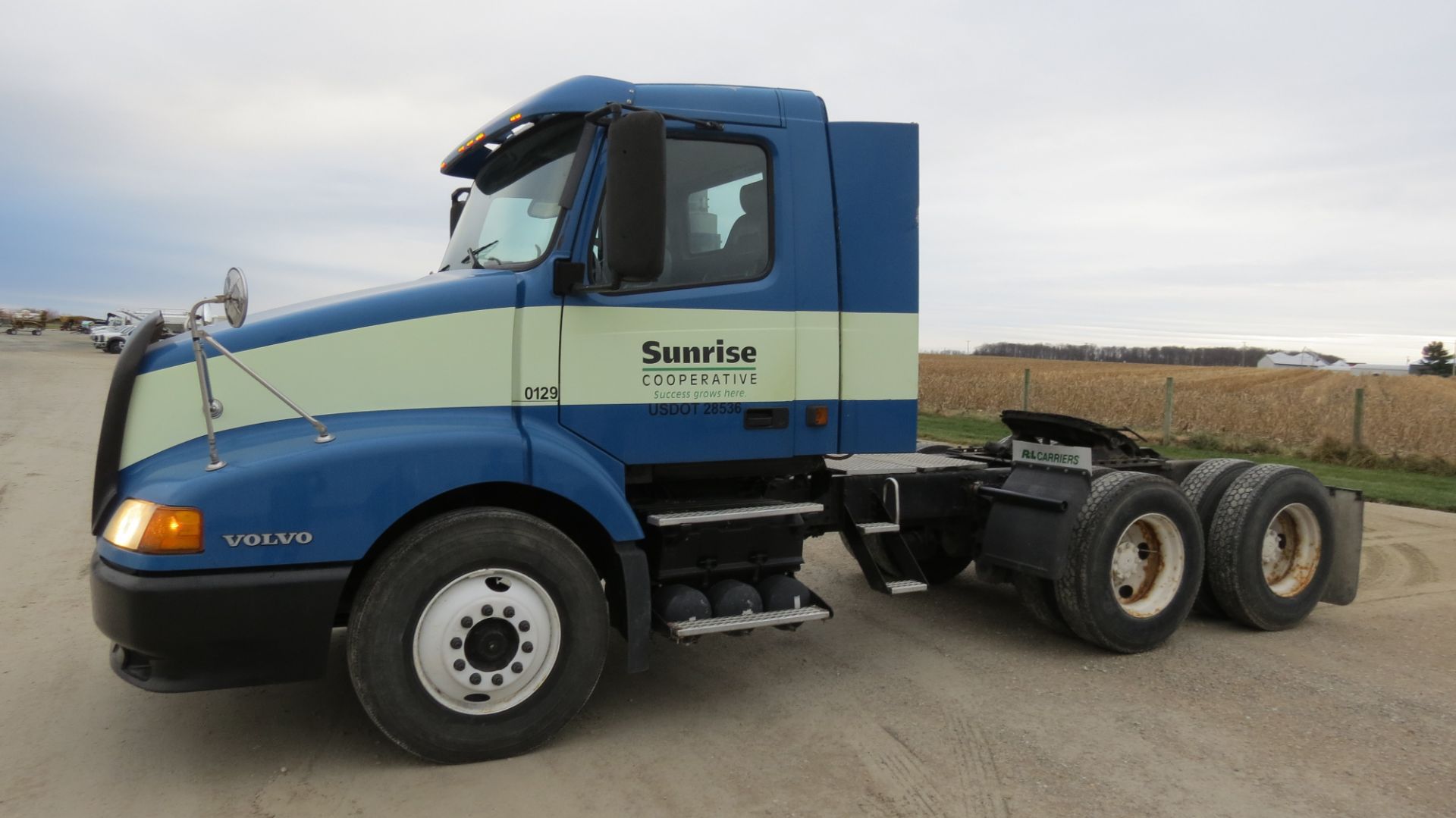 2001 Volvo VNLT, day cab, air ride, Cummins N-14, Eaton 10-speed trans, 174” wheelbase - Image 4 of 57