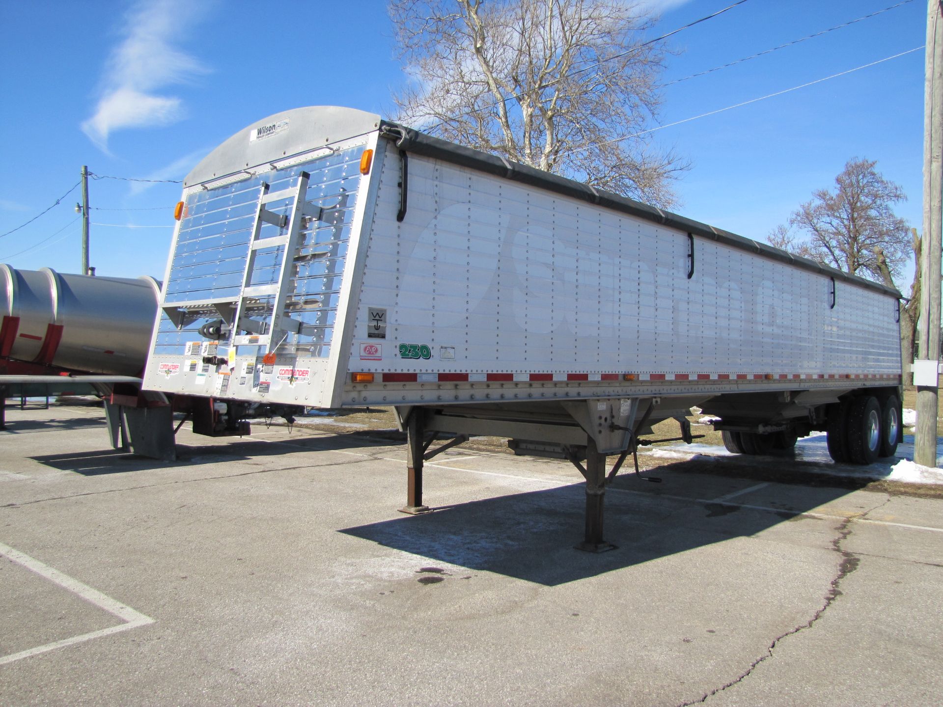 40' 2011 Wilson Commander DWH 50-10 hopper trailer, air ride, SS front and rear, roll tarp