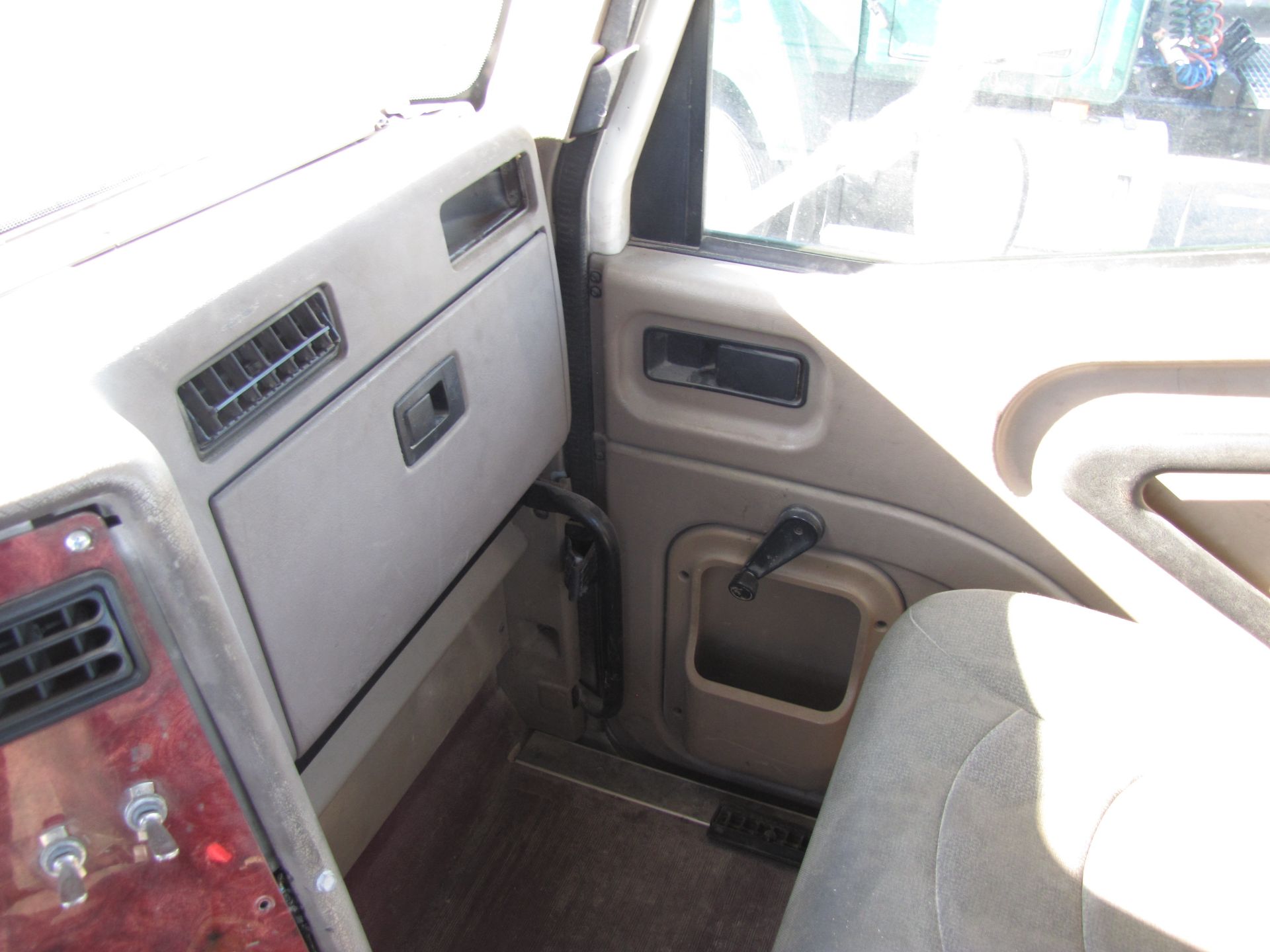 2004 International 9200I, day cab, spring ride, wet kit, Cummins ISX 435 ST, Meritor 10-speed trans - Image 48 of 54