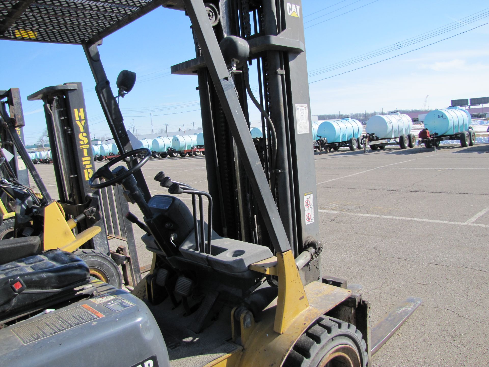 Caterpillar 60 forklift, 4500 lb capacity, propane, 3-stage, side shift, 28x9/15 fronts - Image 14 of 17