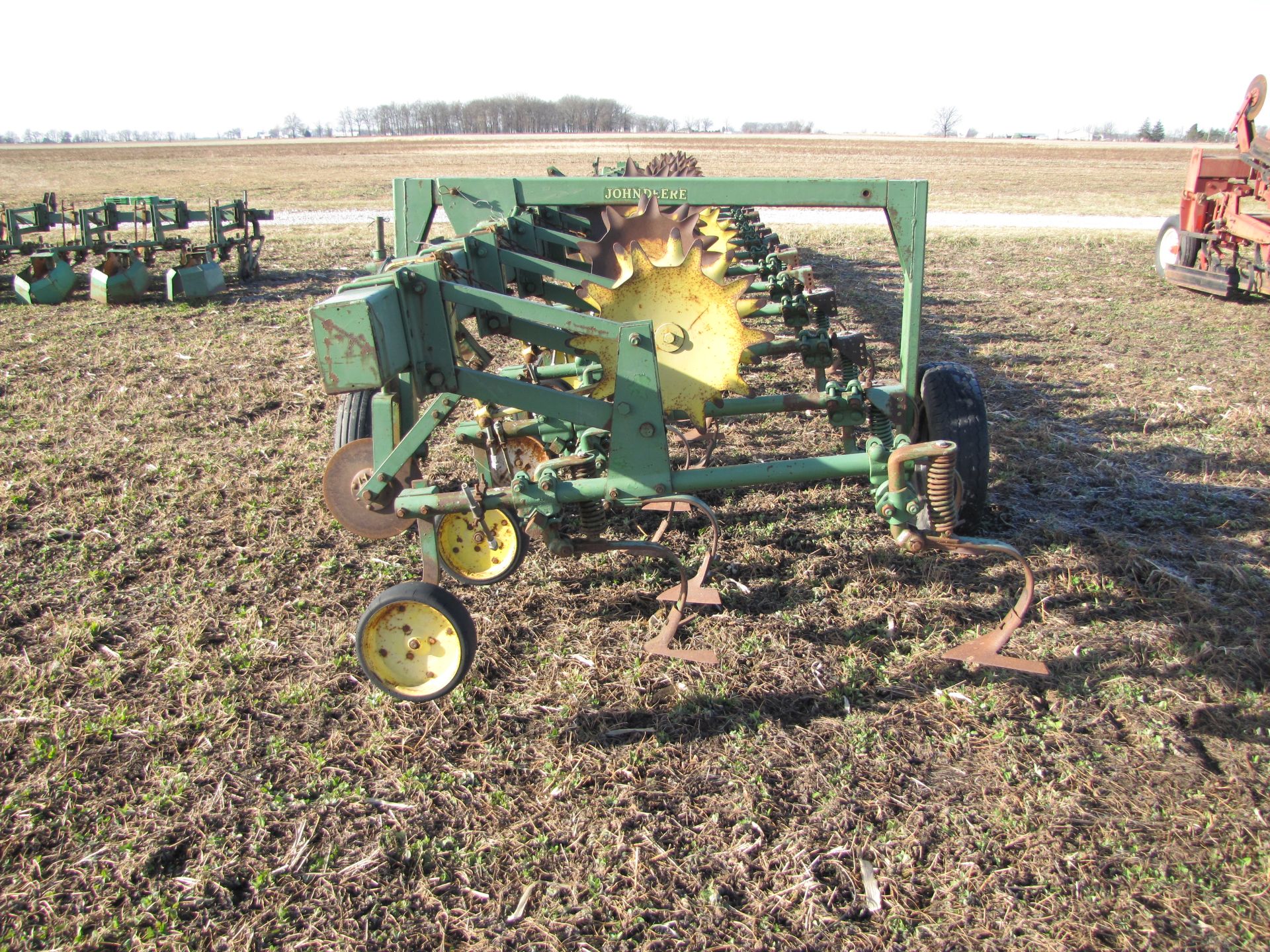 John Deere 12 x 30” RM row-crop cultivator, 3 pt, rolling shields, end transport - Image 4 of 19