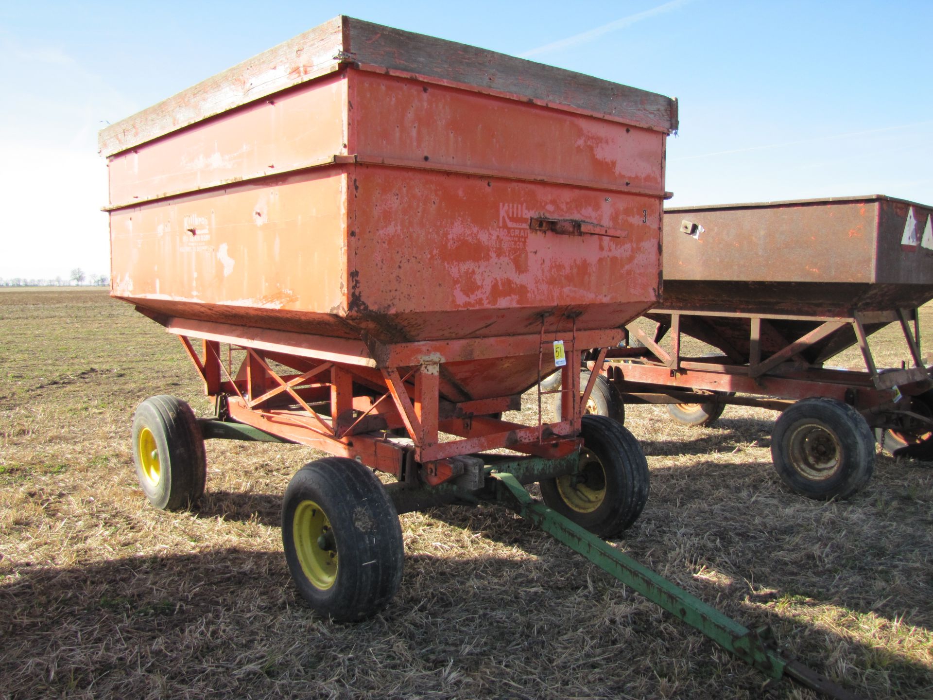 Killbros 350 gravity bed wagon on 1065 John Deere gear