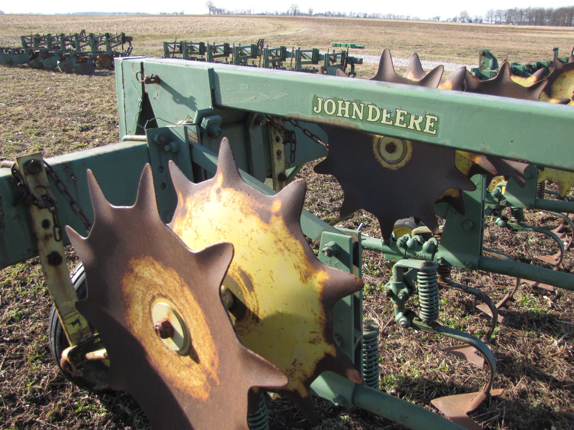 John Deere 12 x 30” RM row-crop cultivator, 3 pt, rolling shields, end transport - Image 9 of 19