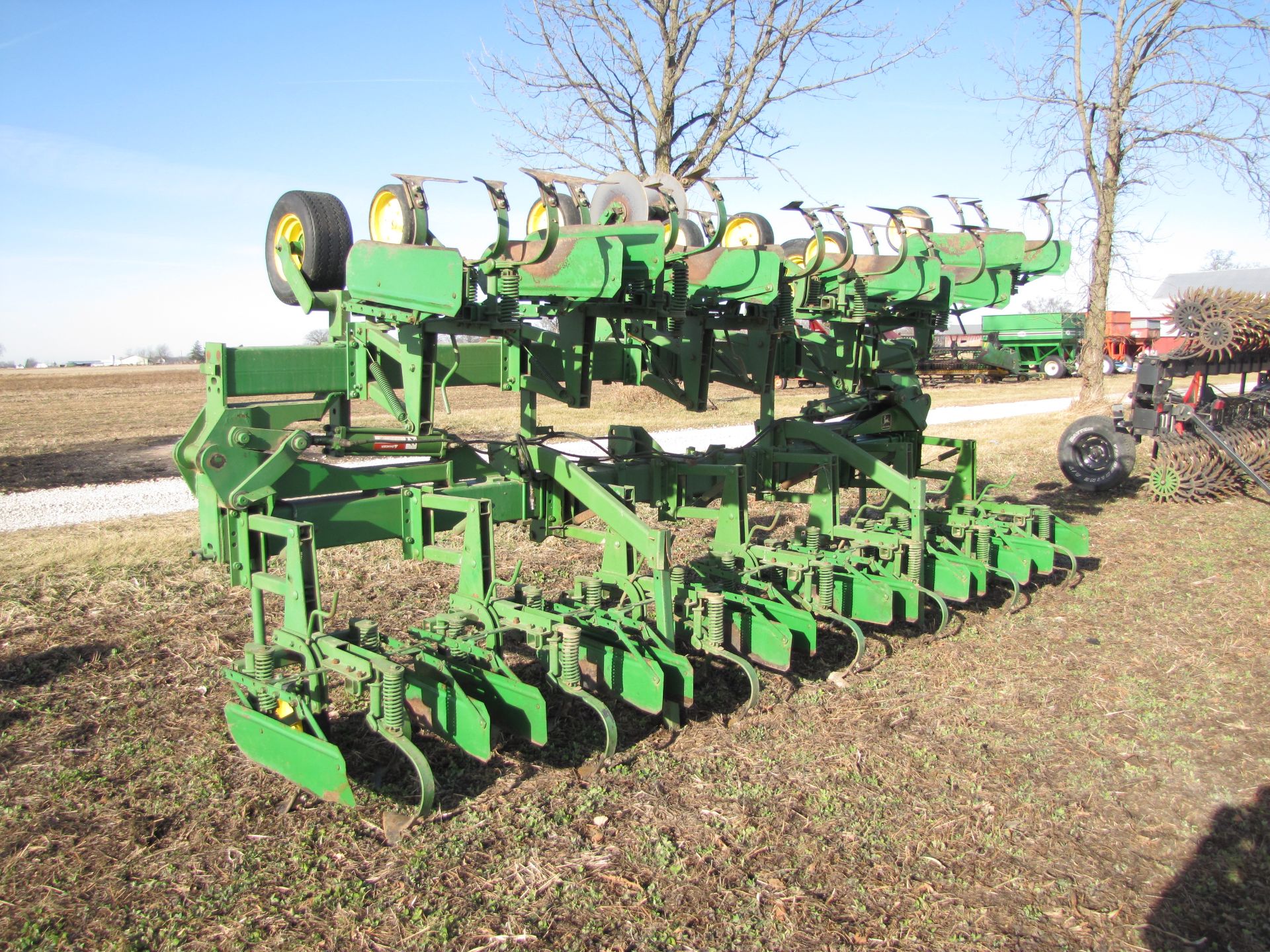 John Deere 845 12R30 row crop cultivator, flat fold w/ shields, 3 pt - Image 3 of 25