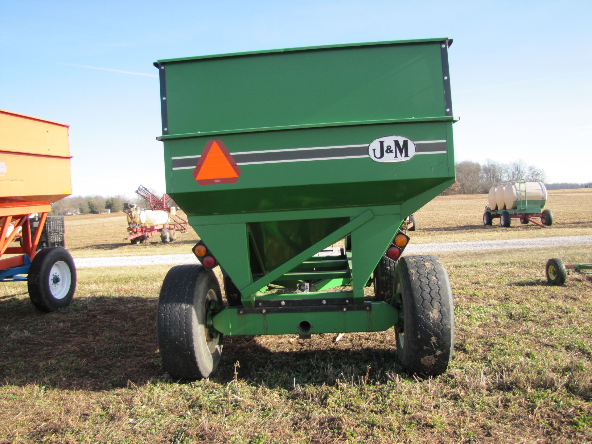 J & M 385 gravity bed wagon, site windows, brakes, light package, 385/65 R 22.5 tires - Image 5 of 18