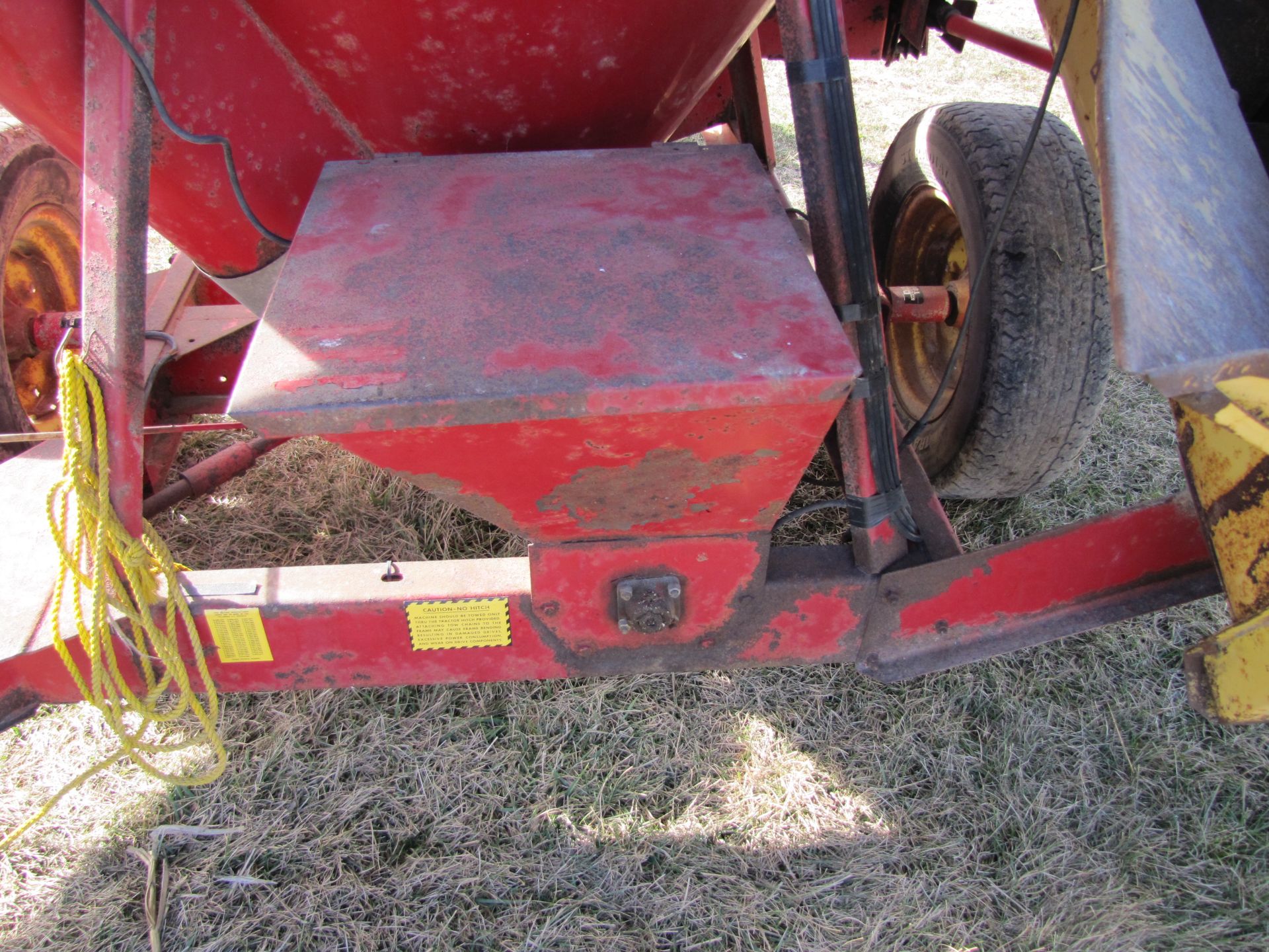 New Holland 352 grinder mixer, scales, ear corn chute, 540 pto - Image 17 of 31