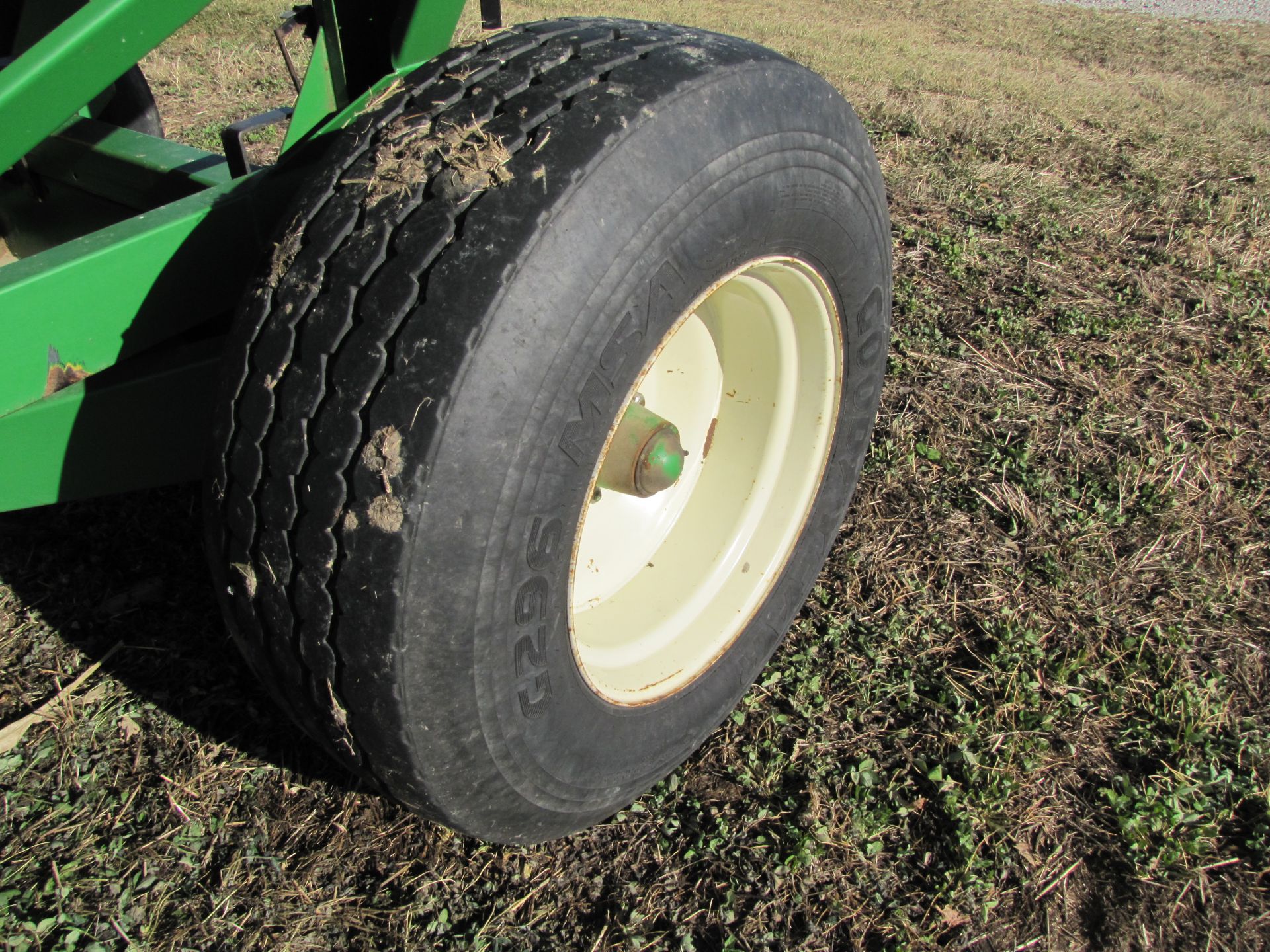 J & M 385 gravity bed wagon, site windows, brakes, light package, 385/65 R 22.5 tires - Image 9 of 18