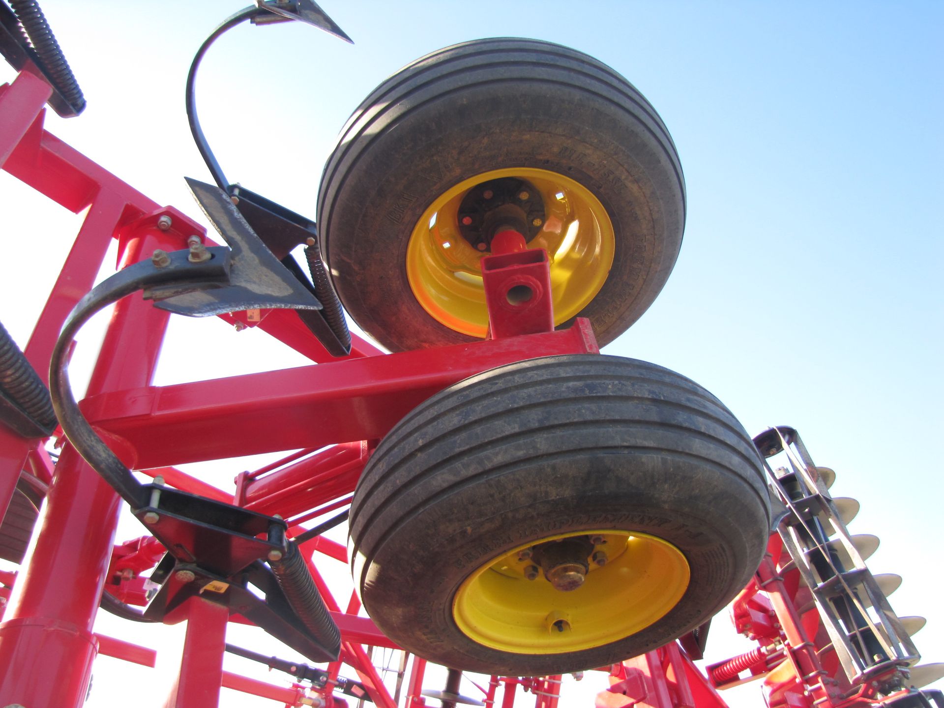 25’ Sunflower 6333 soil finisher, hyd fold, 6-bar high residue harrow, rear hitch, rear hyd - Image 24 of 31