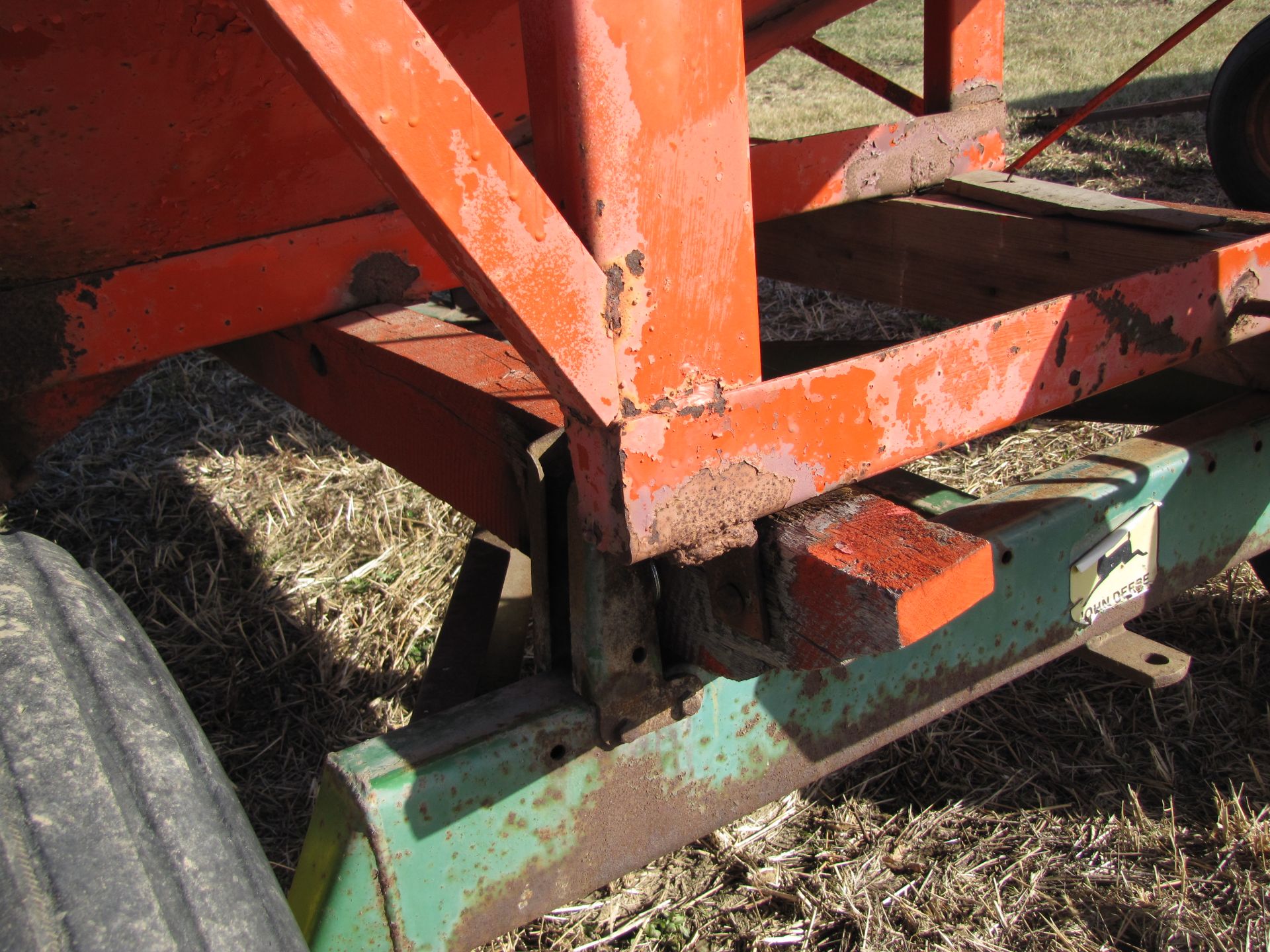 Killbros 350 gravity bed wagon on 1065 John Deere gear - Image 9 of 23