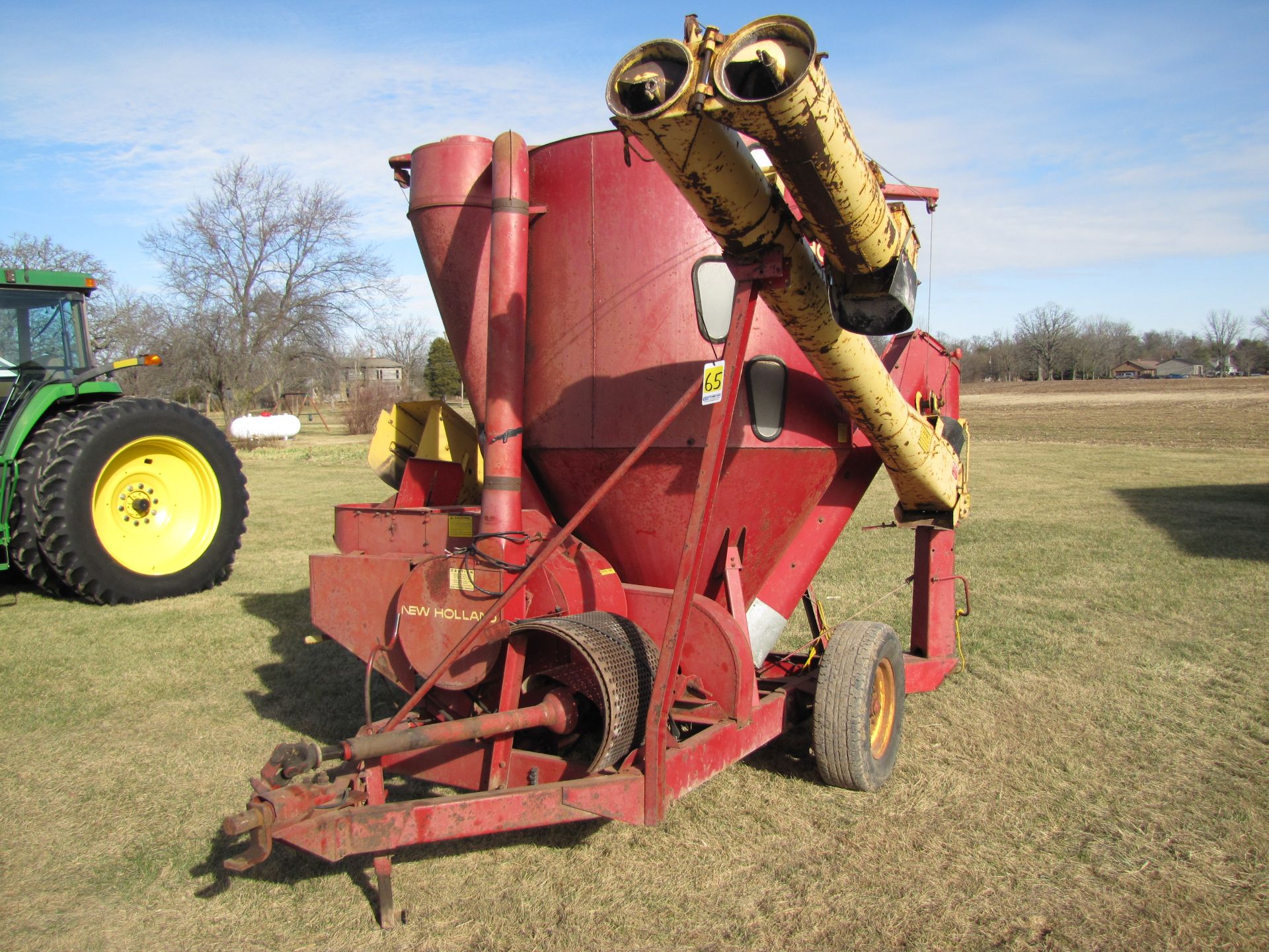 New Holland 352 grinder mixer, scales, ear corn chute, 540 pto