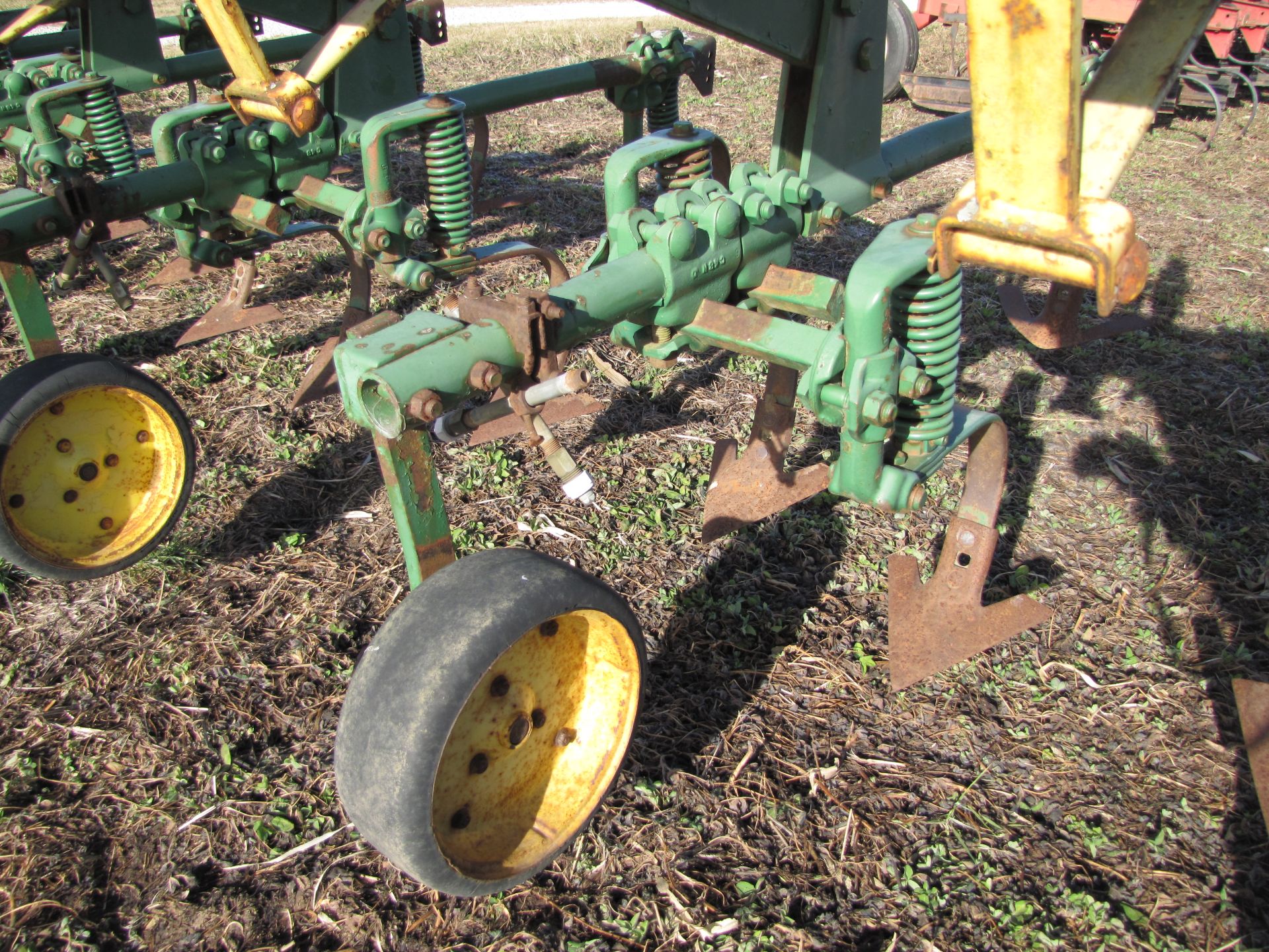 John Deere 12 x 30” RM row-crop cultivator, 3 pt, rolling shields, end transport - Image 17 of 19