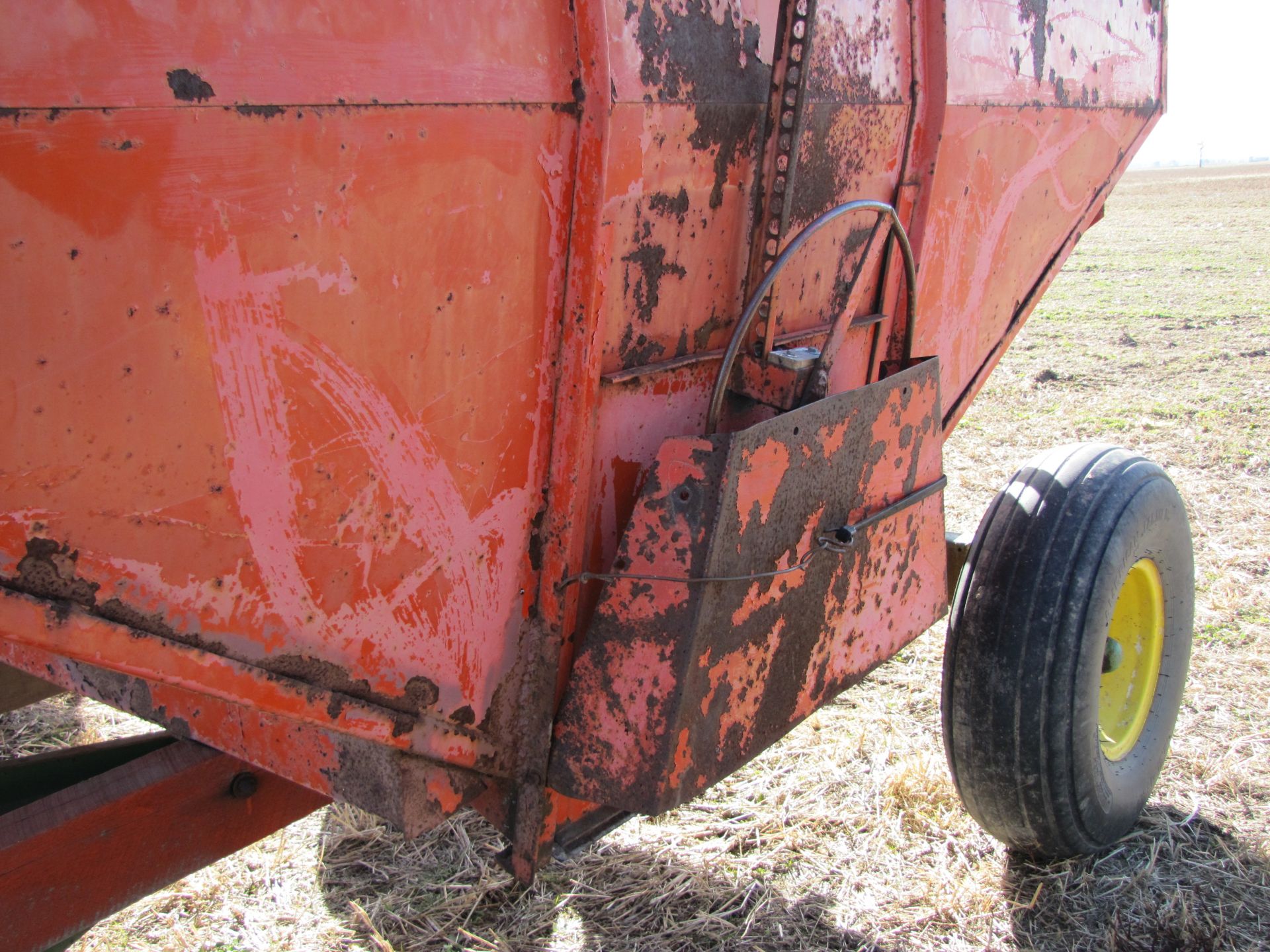 Killbros 350 gravity bed wagon on 1065 John Deere gear - Image 21 of 23