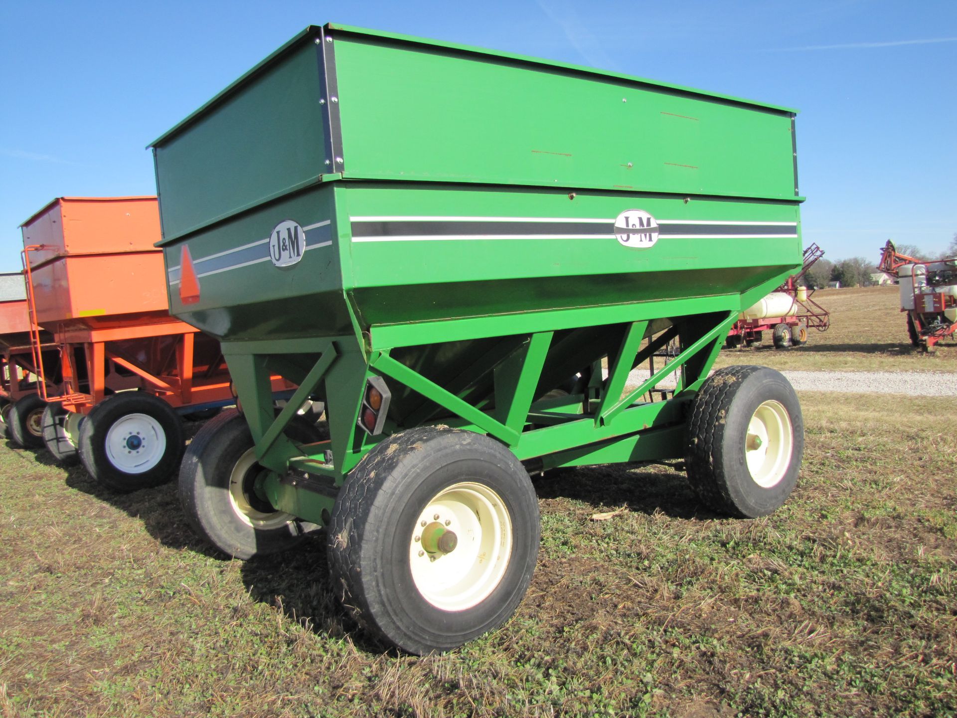 J & M 385 gravity bed wagon, site windows, brakes, light package, 385/65 R 22.5 tires - Image 6 of 18