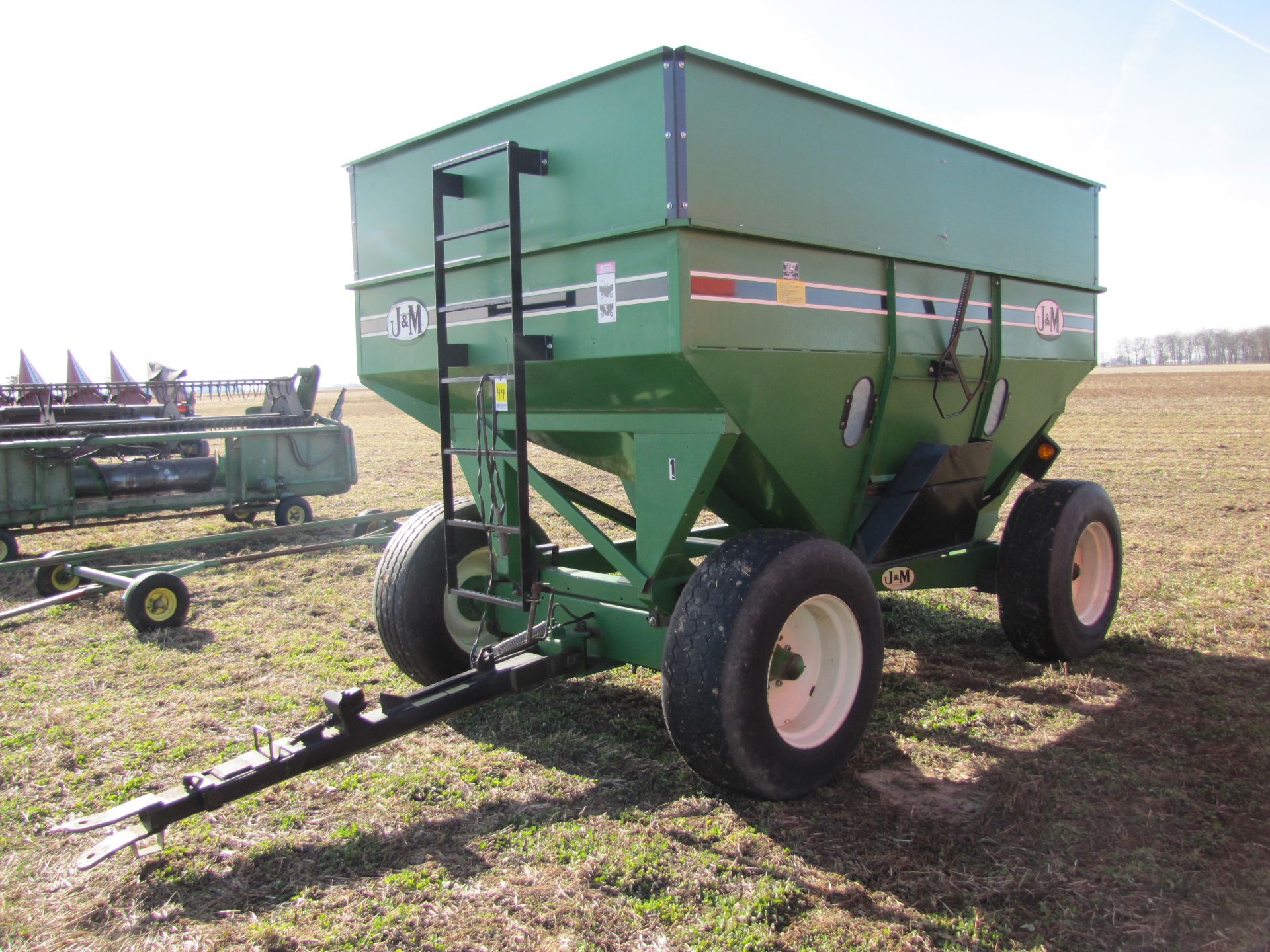 J & M 385 gravity bed wagon, site windows, brakes, light package, 385/65 R 22.5 tires - Image 3 of 18
