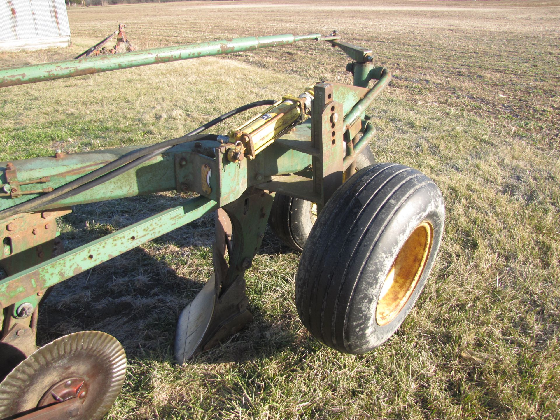 John Deere 8 x 16” 2350-2450 plow, onland hitch - Image 19 of 22