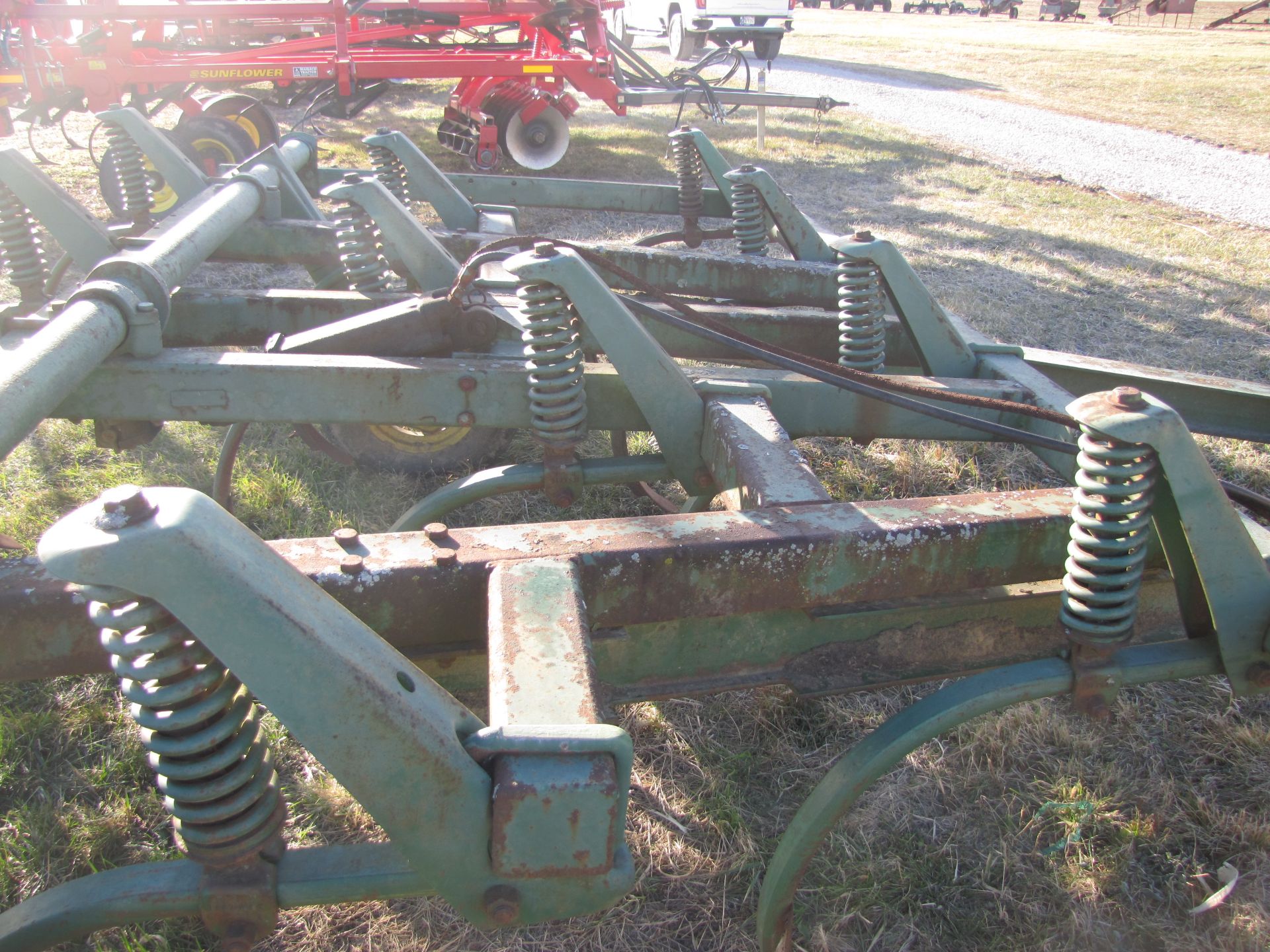 John Deere 1610 13-shank chisel plow - Image 9 of 14