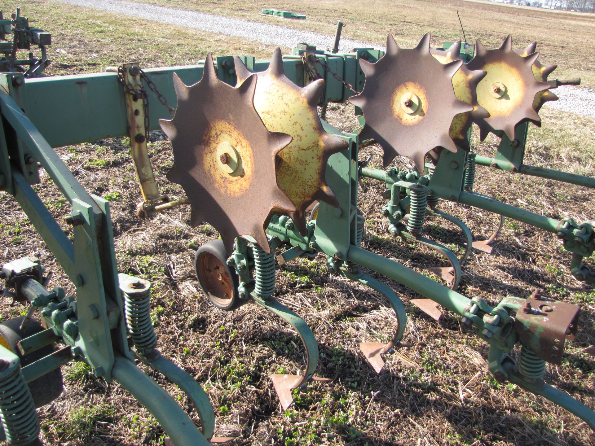 John Deere 12 x 30” RM row-crop cultivator, 3 pt, rolling shields, end transport - Image 11 of 19