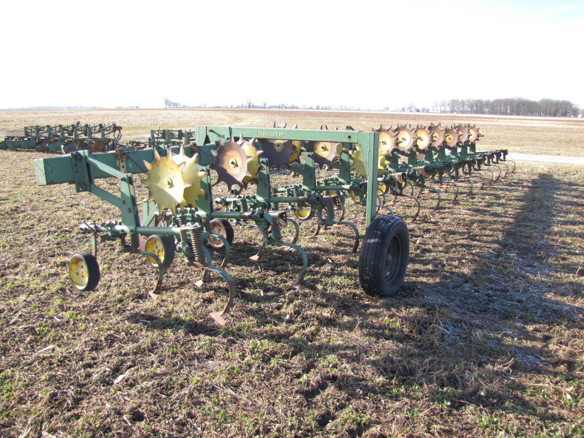 John Deere 12 x 30” RM row-crop cultivator, 3 pt, rolling shields, end transport - Image 5 of 19