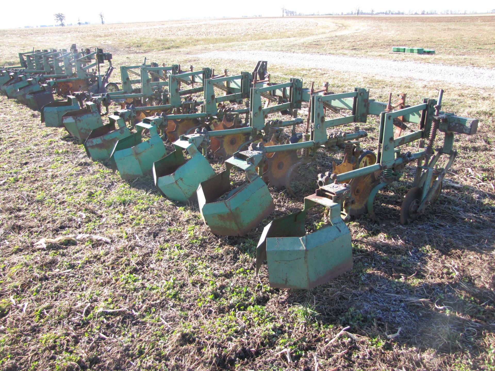 John Deere RM 6R30 row-crop cultivator, 3 pt, rolling shields - Image 4 of 15