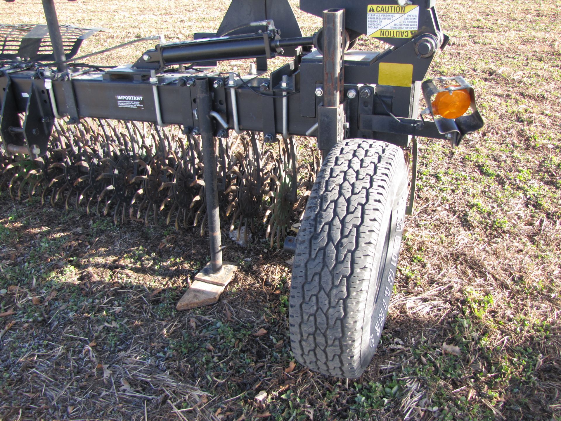 30’ Yetter 3530 flat-fold rotary hoe, 3 pt, depth gauge wheel - Image 13 of 22