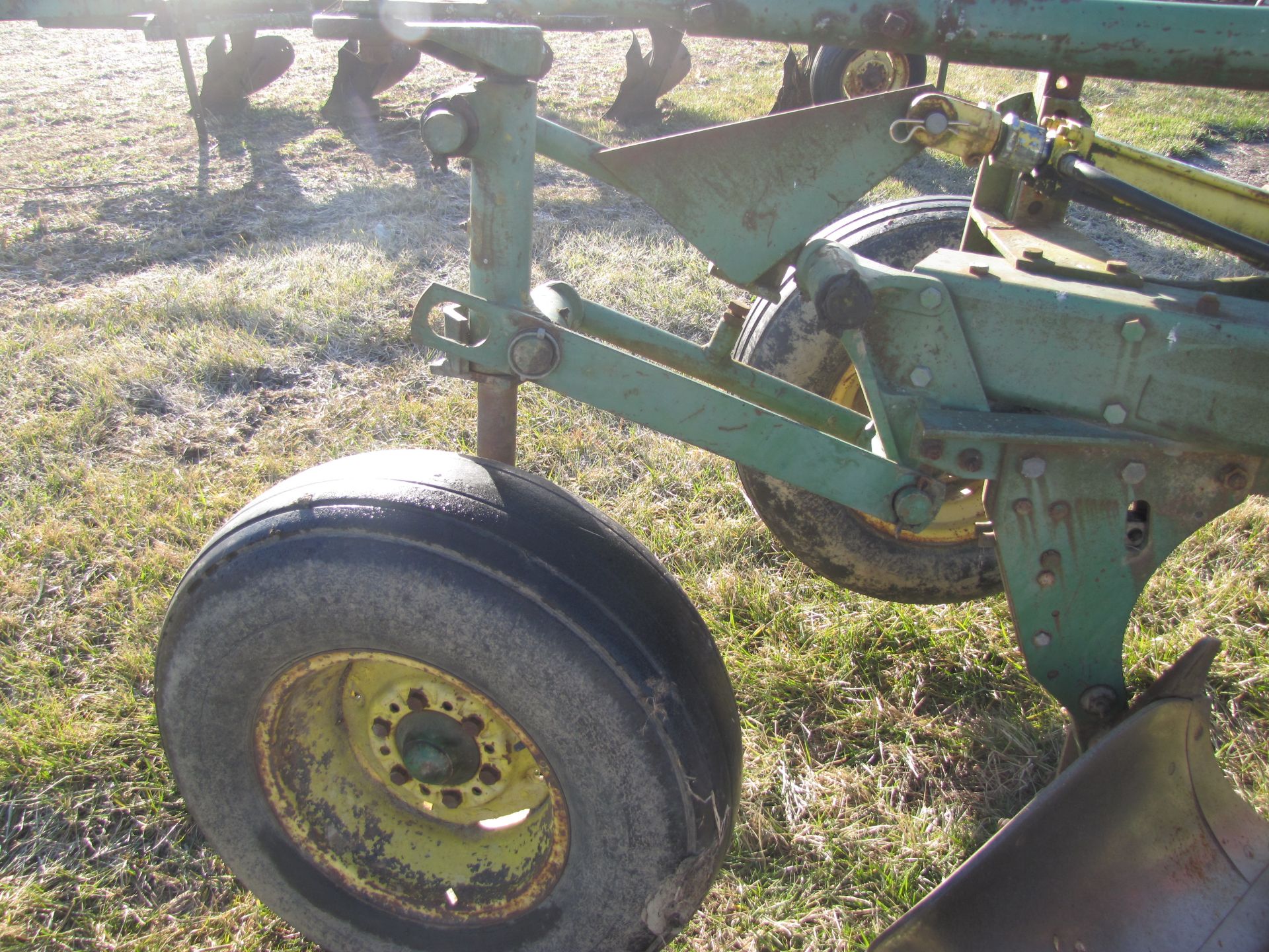 John Deere 8 x 16” 2350-2450 plow, onland hitch - Image 17 of 22