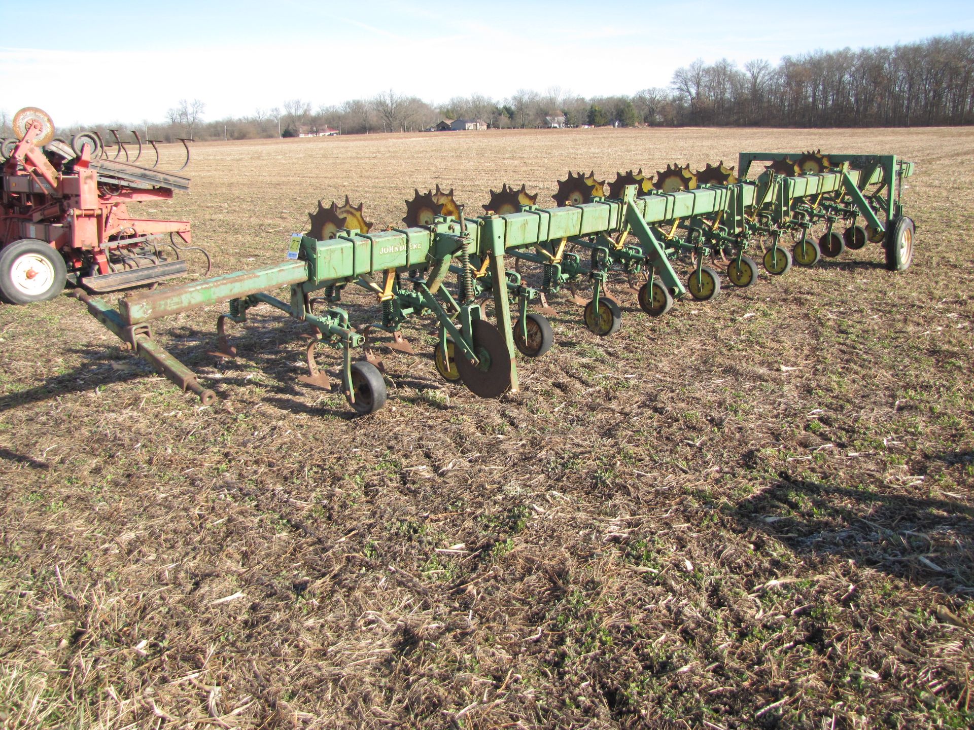 John Deere 12 x 30” RM row-crop cultivator, 3 pt, rolling shields, end transport - Image 2 of 19