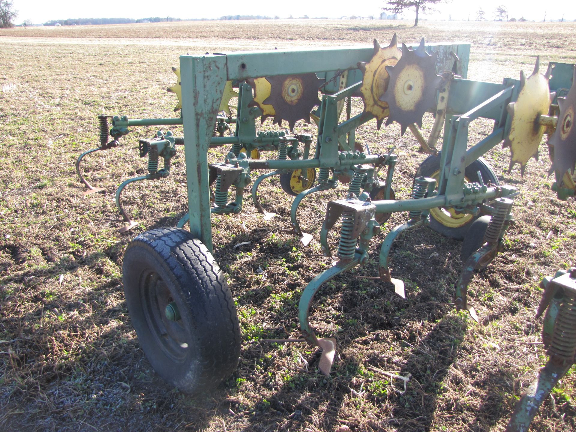 John Deere 12 x 30” RM row-crop cultivator, 3 pt, rolling shields, end transport - Image 6 of 19