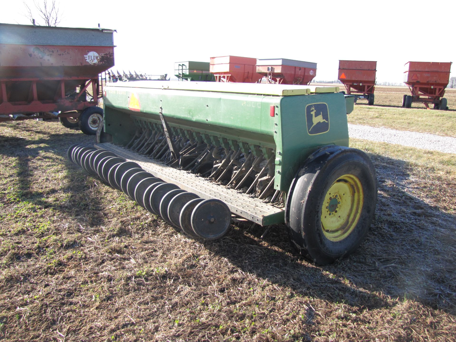 John Deere 8300 end-wheel drill, 21-hole x 7”, grass seed - Image 5 of 21