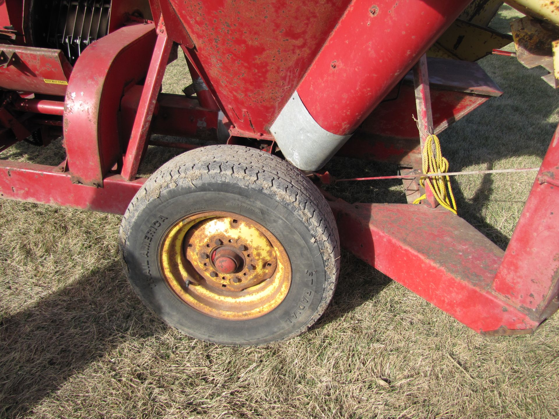 New Holland 352 grinder mixer, scales, ear corn chute, 540 pto - Image 8 of 31