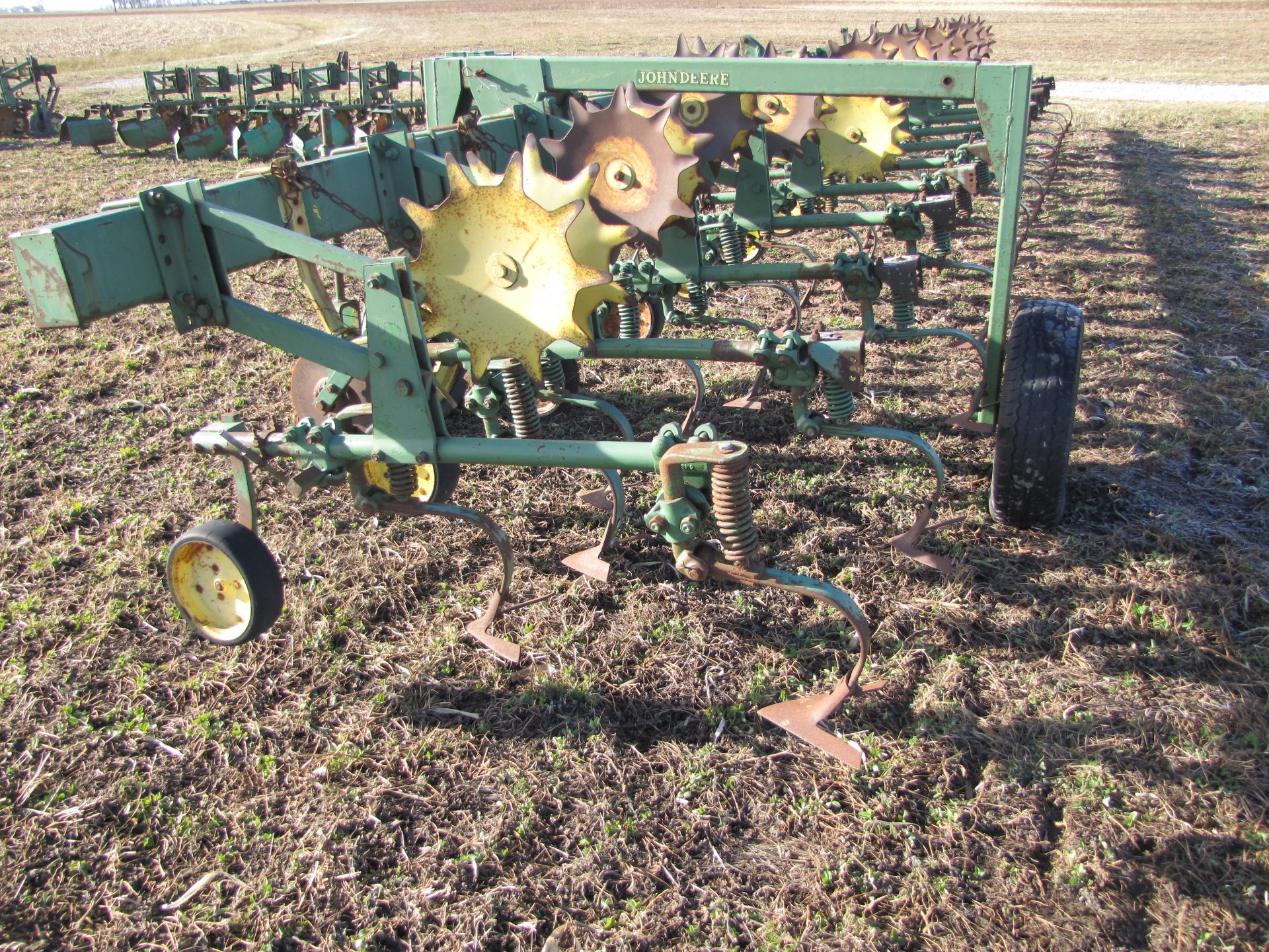 John Deere 12 x 30” RM row-crop cultivator, 3 pt, rolling shields, end transport - Image 7 of 19