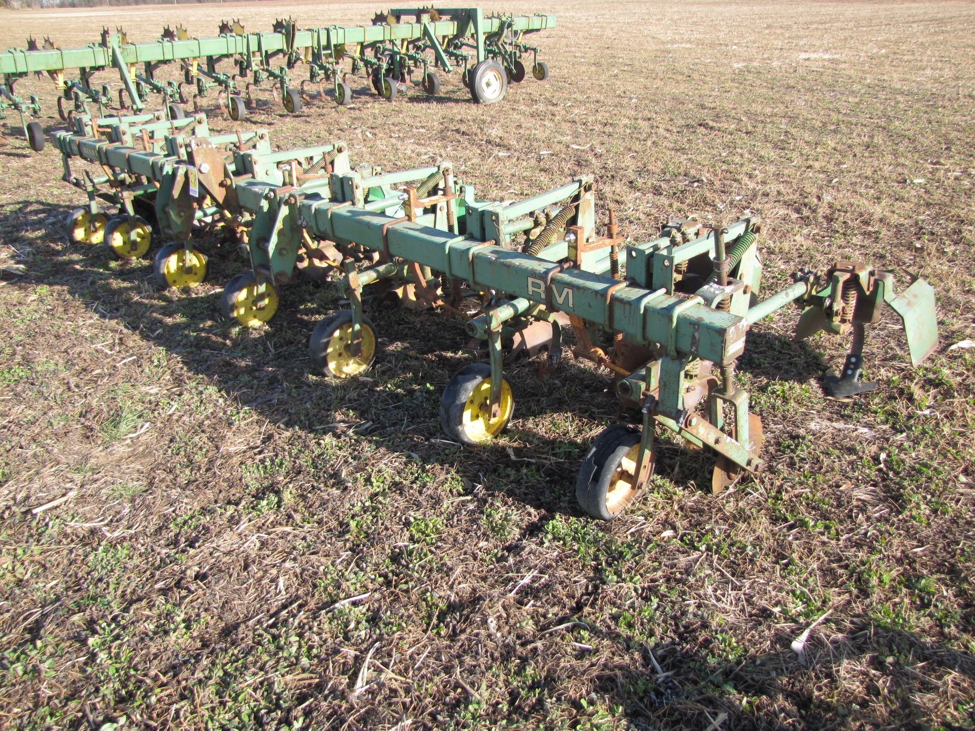 John Deere RM 6R30 row-crop cultivator, 3 pt, rolling shields