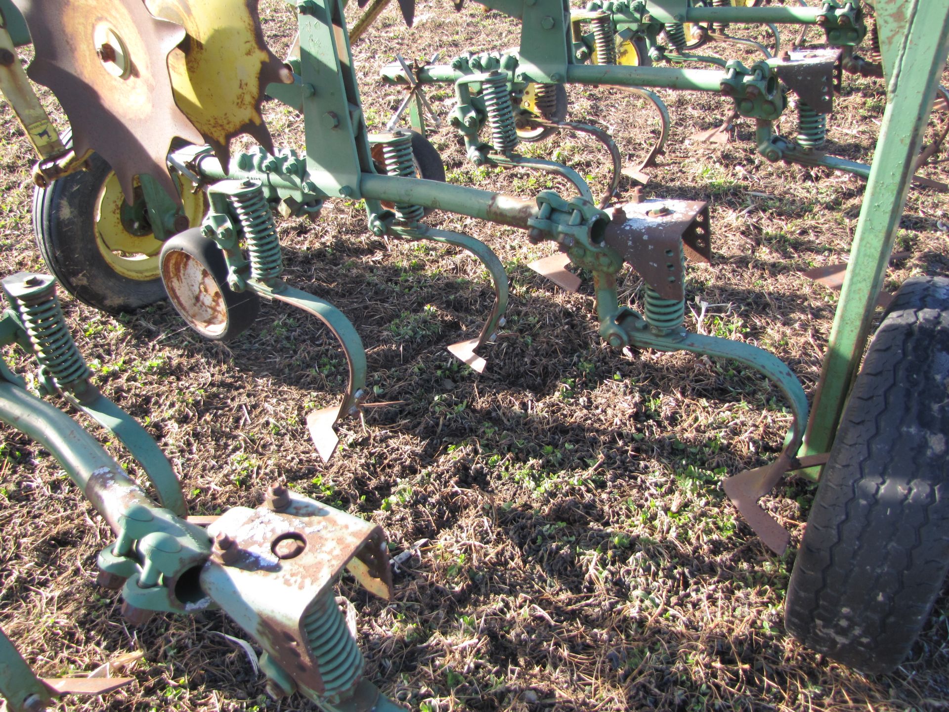 John Deere 12 x 30” RM row-crop cultivator, 3 pt, rolling shields, end transport - Image 8 of 19