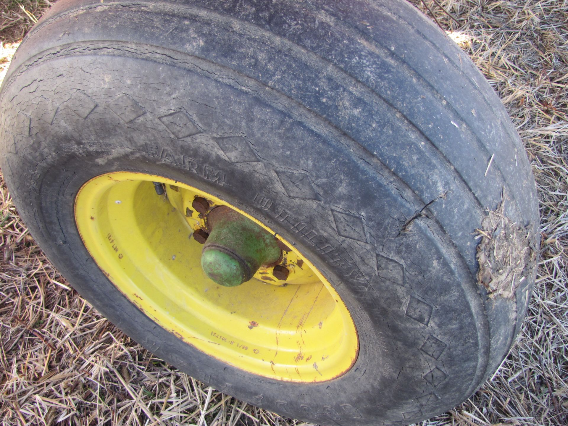 Killbros 350 gravity bed wagon on 1065 John Deere gear - Image 16 of 23