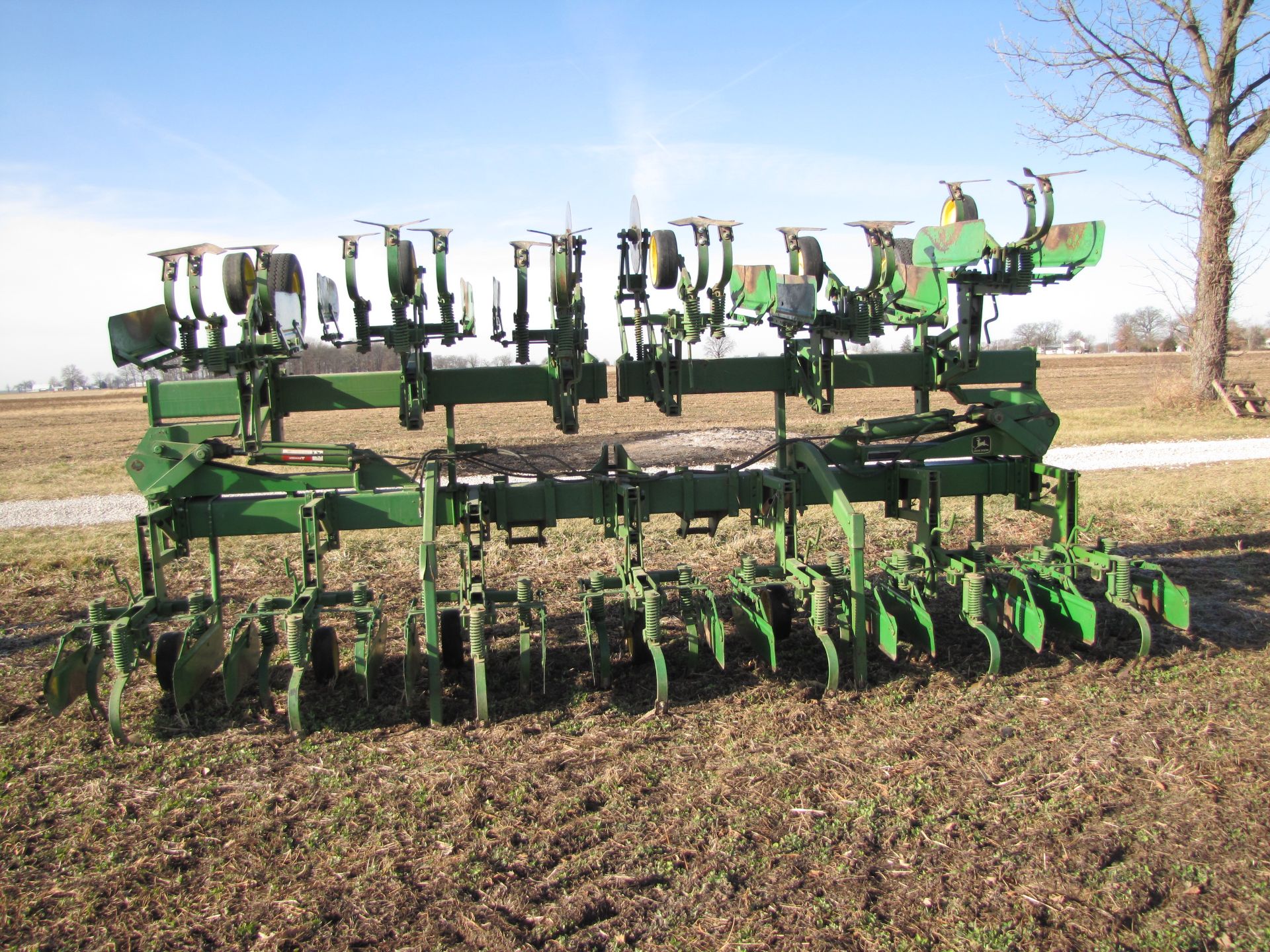 John Deere 845 12R30 row crop cultivator, flat fold w/ shields, 3 pt - Image 4 of 25