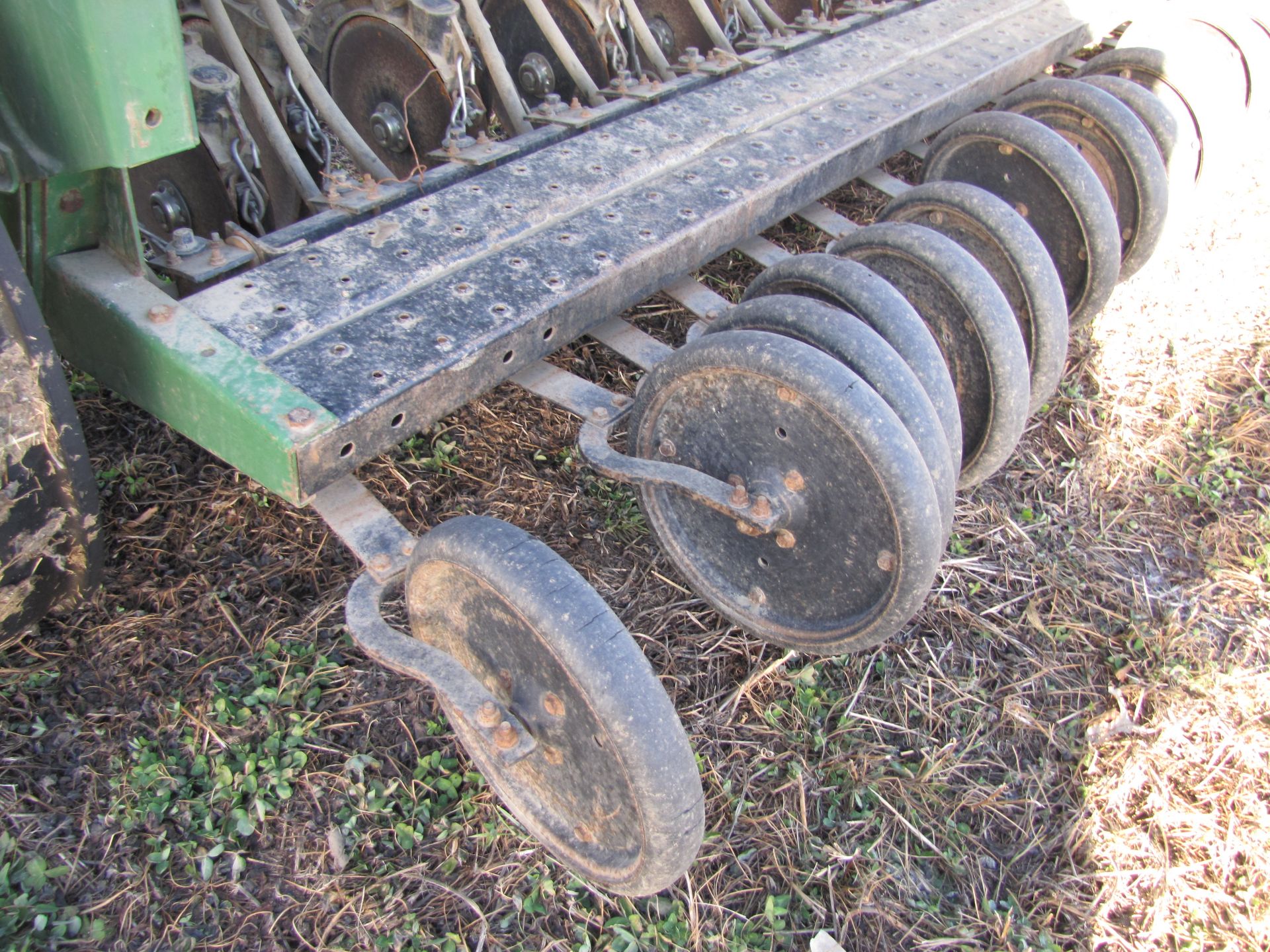 John Deere 8300 end-wheel drill, 21-hole x 7”, grass seed - Image 16 of 21