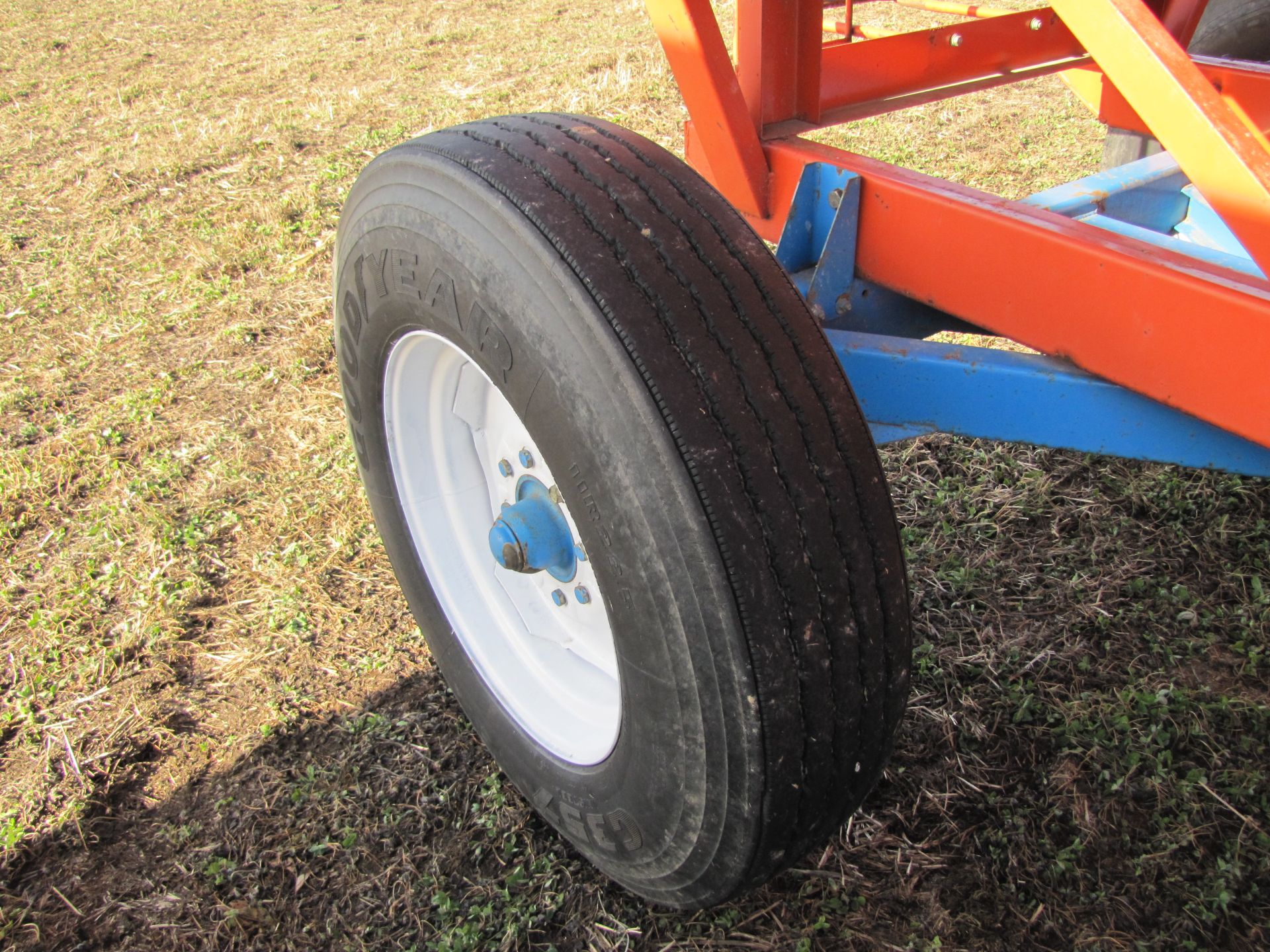 Killbros 385 gravity bed wagon, 11 R 22.5 tires - Image 8 of 18