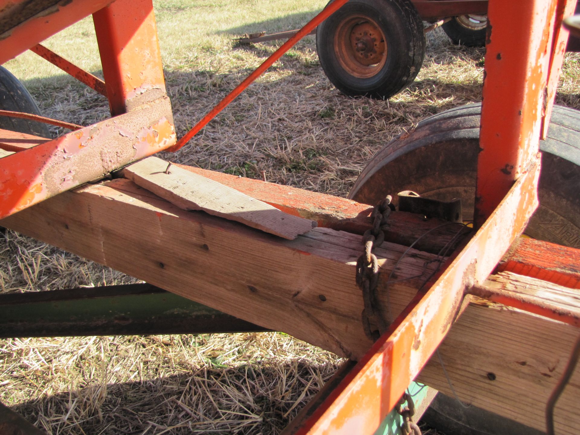 Killbros 350 gravity bed wagon on 1065 John Deere gear - Image 11 of 23