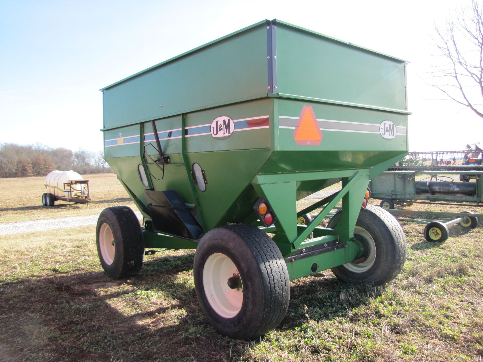 J & M 385 gravity bed wagon, site windows, brakes, light package, 385/65 R 22.5 tires - Image 4 of 18