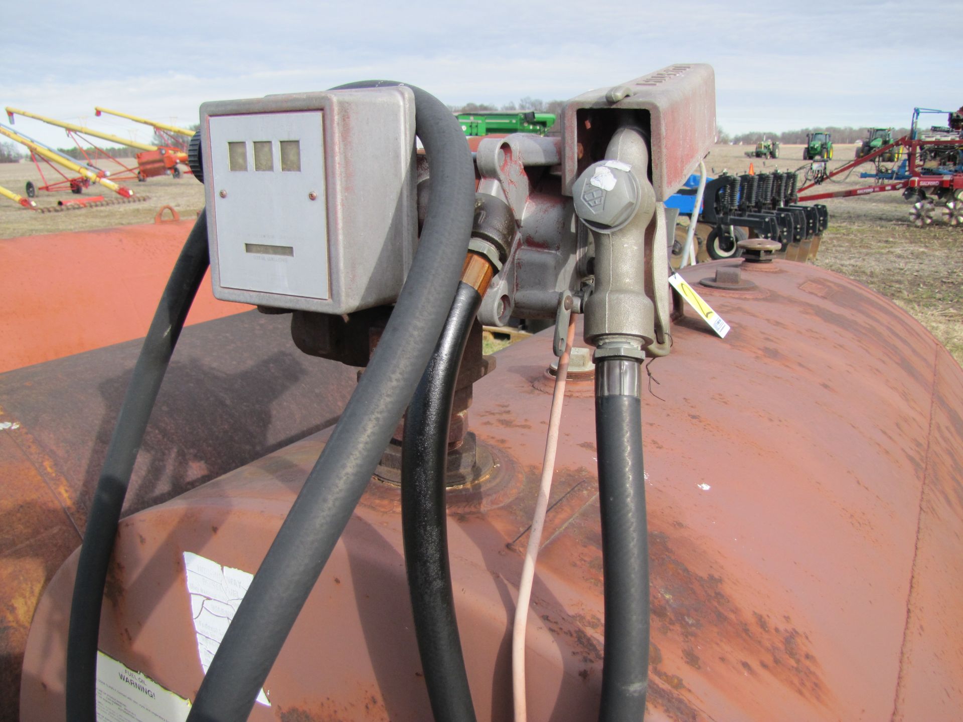 500 gallon fuel tank w/ electric pump - Image 8 of 9