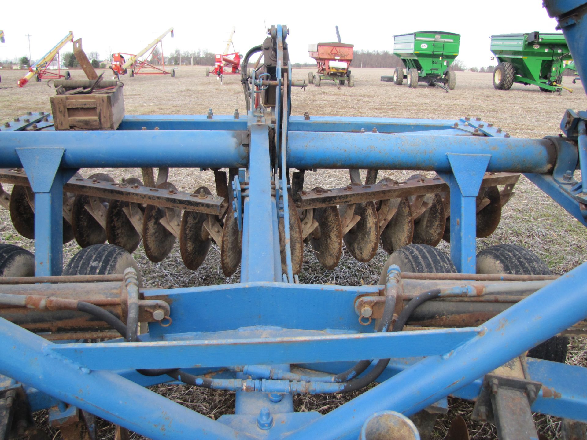 21’ Ford 242 disc, hyd fold, rock flex, 9” spacing w/ single bar harrow, same as White 271 - Image 20 of 30