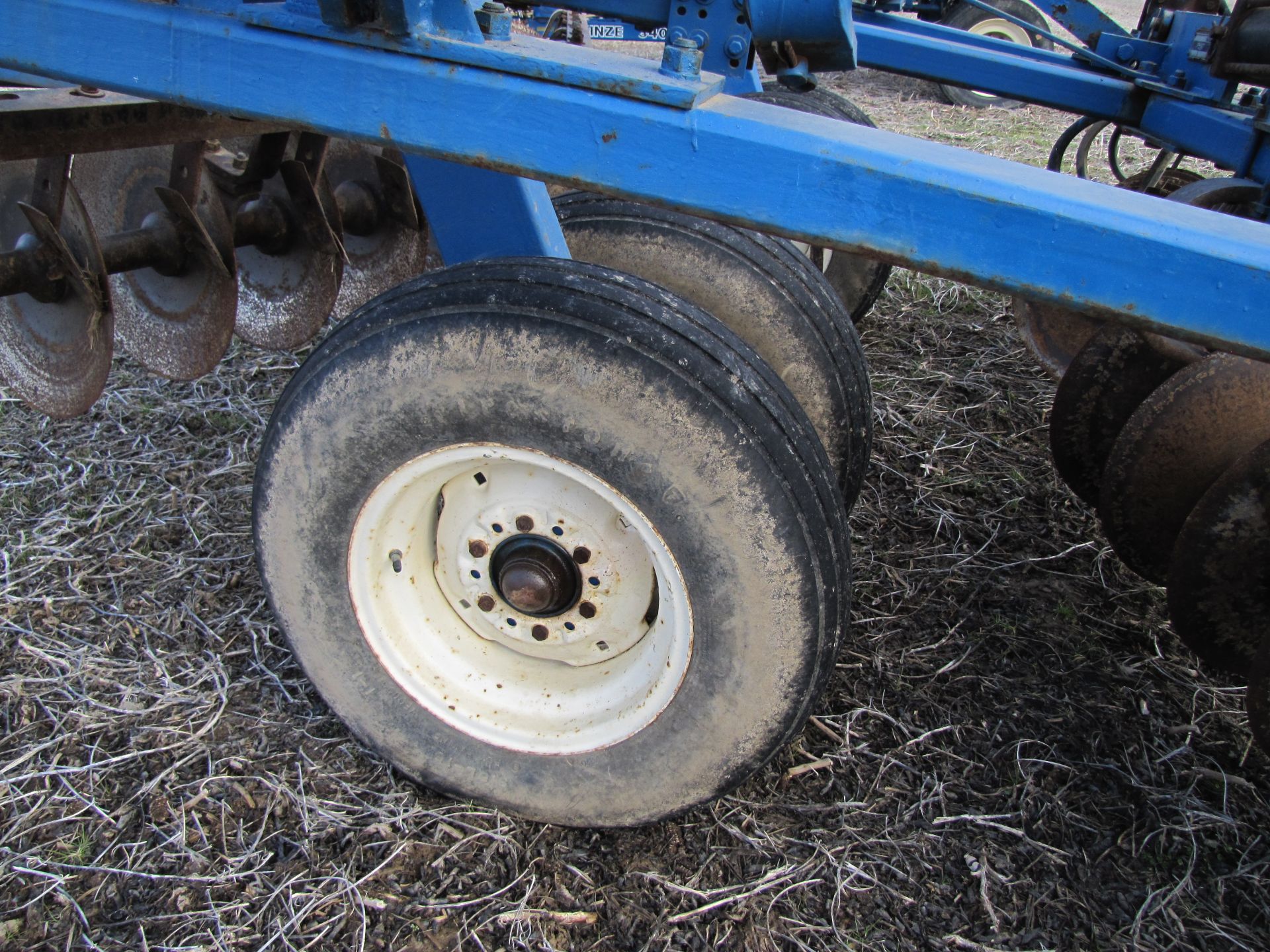 21’ Ford 242 disc, hyd fold, rock flex, 9” spacing w/ single bar harrow, same as White 271 - Image 24 of 30