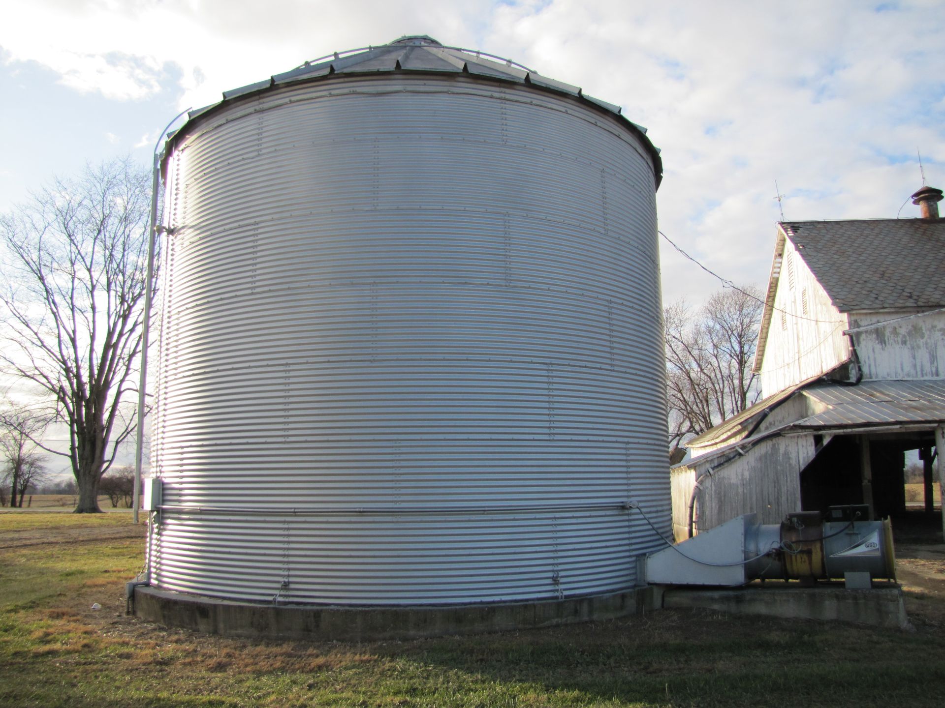 27’ x 7-ring grain bin - Image 3 of 14