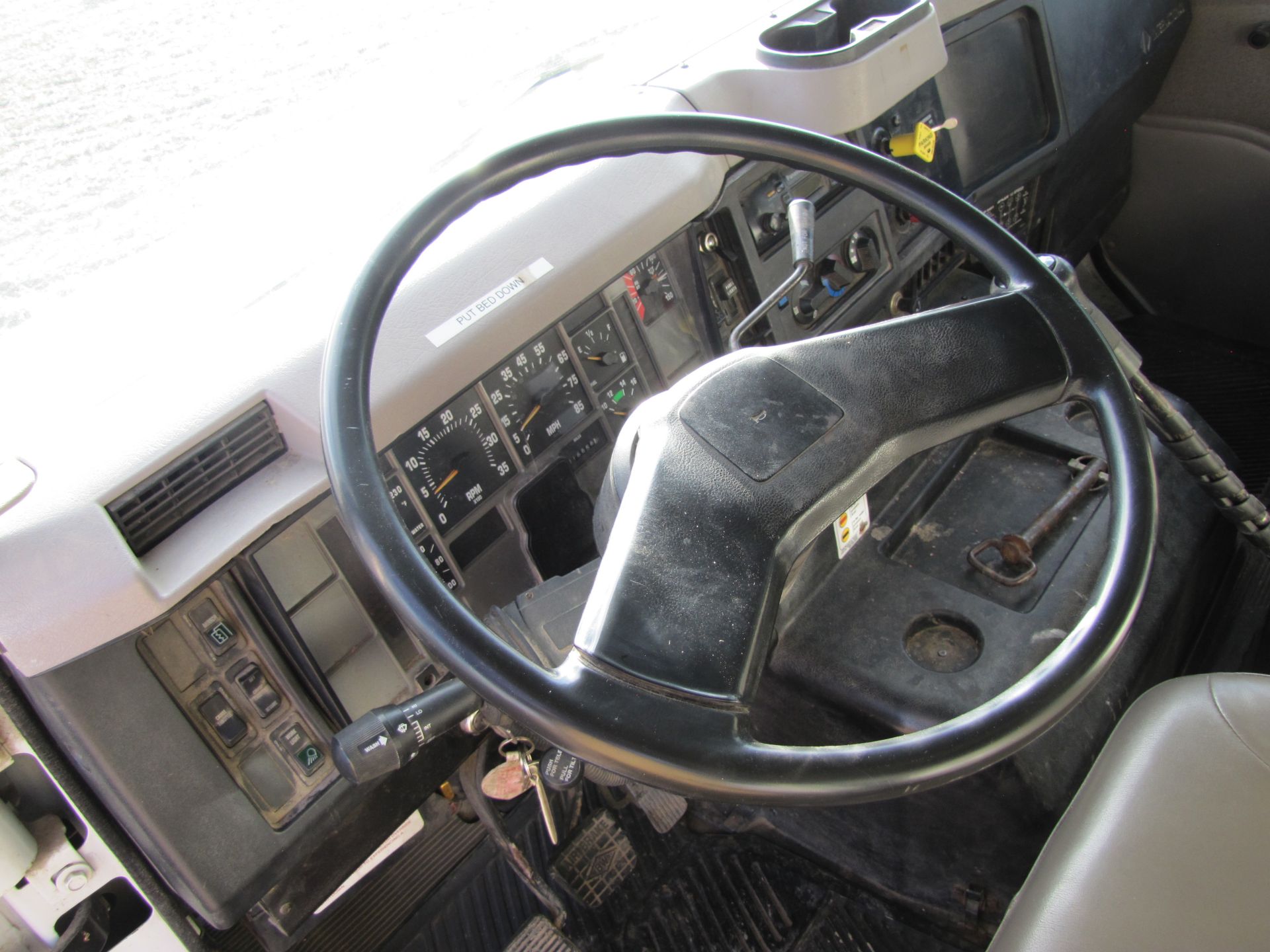 1998 International 8100 dump truck - Image 37 of 50